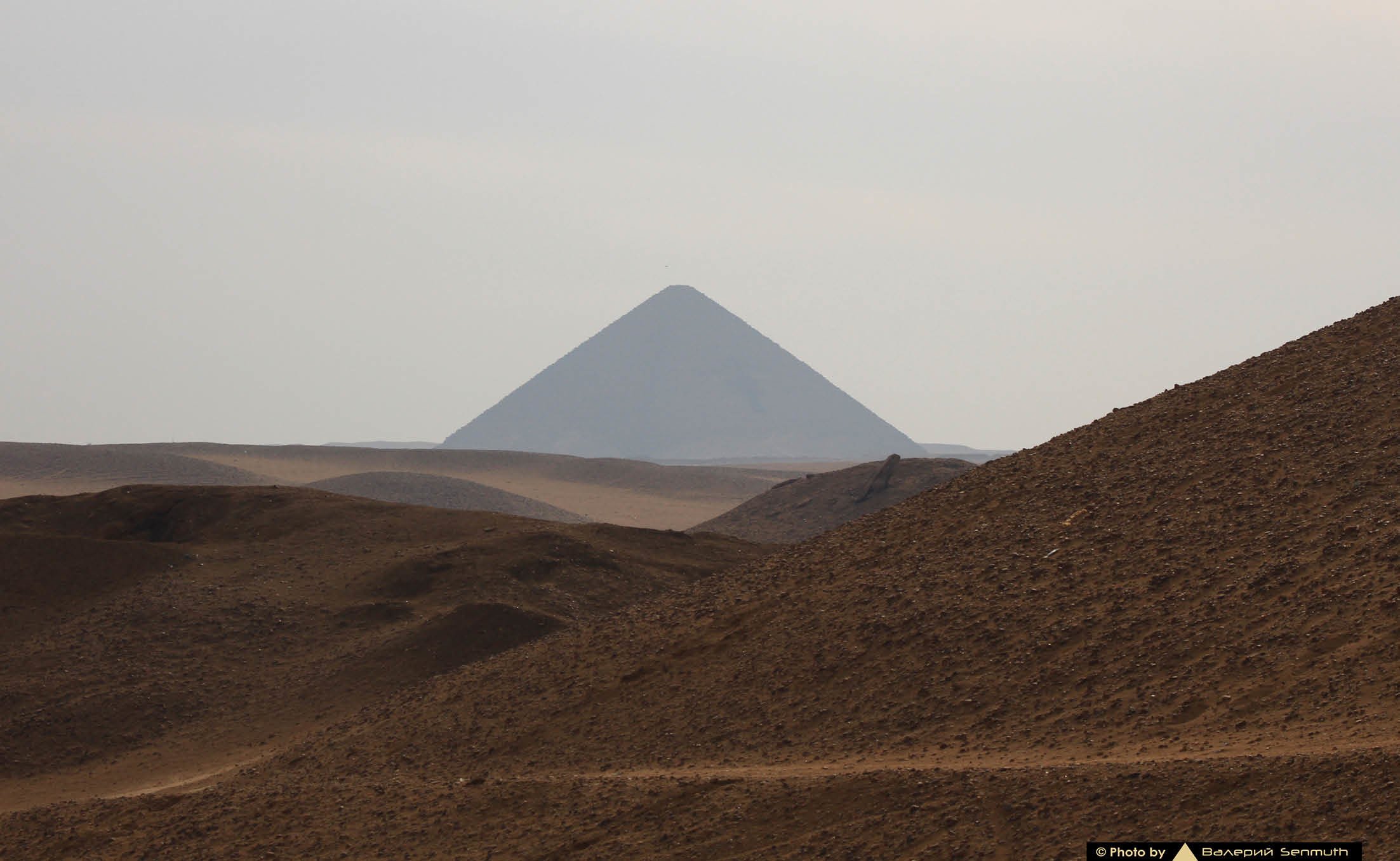 Пирамида снофру имеет 220 104 11. Дахшурские пирамиды. Южная пирамида Дахшурского некрополя. Пирамида в Северной Дакоте. Северная Корея пирамида.
