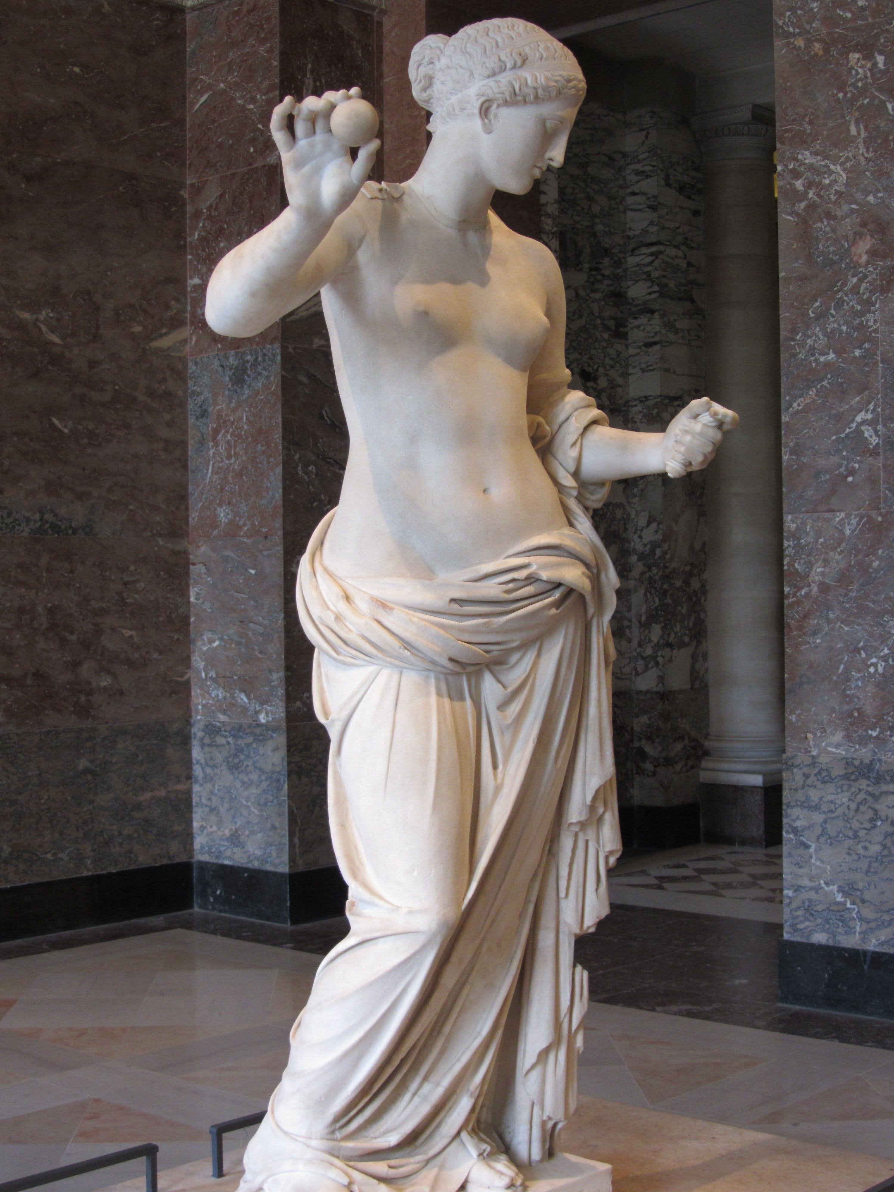 Богиня красоты Афродита статуя