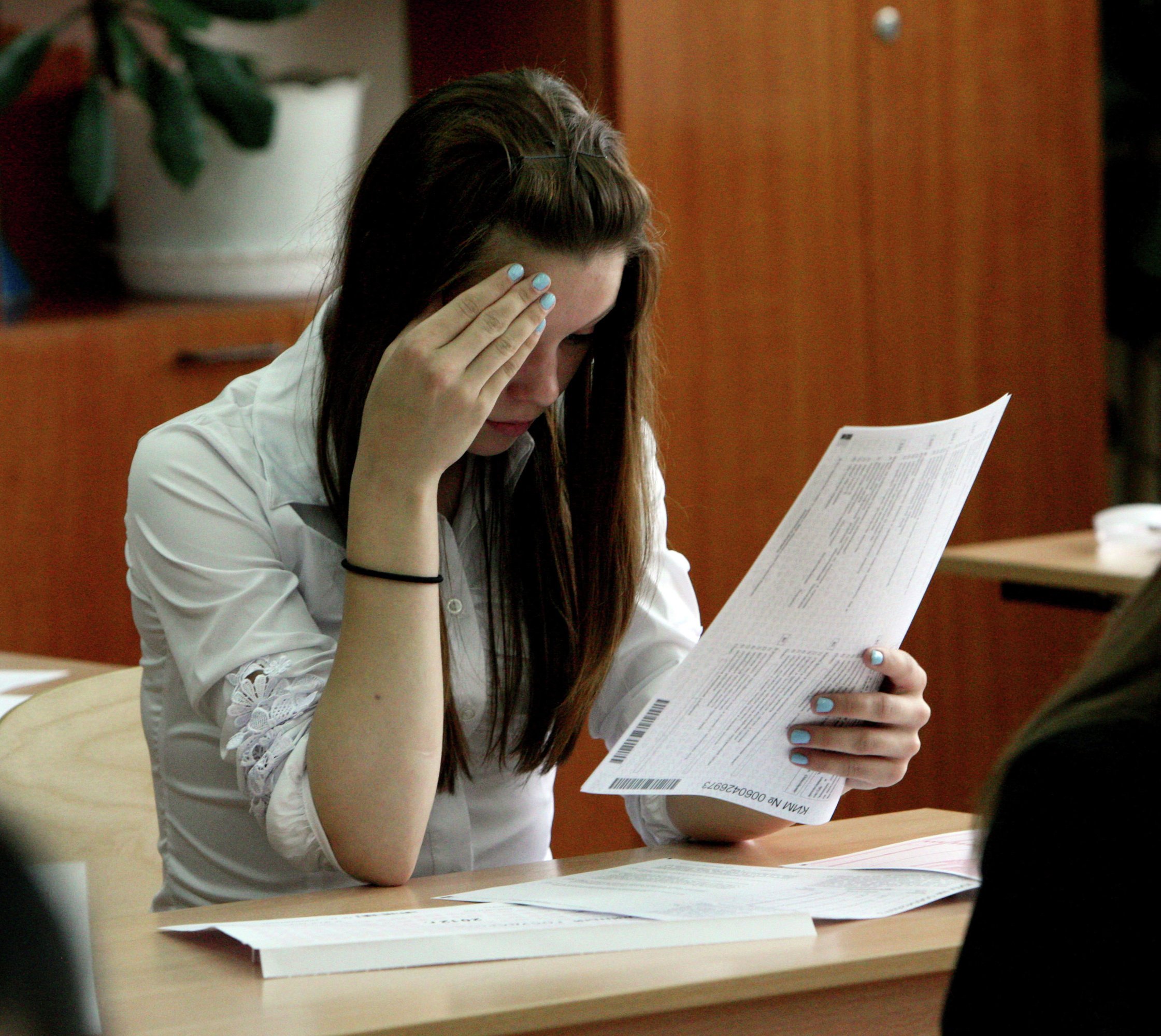 Наблюдать экзамену. Студент на экзамене. Студент плачет. Девушка на экзамене. Стресс на экзамене.