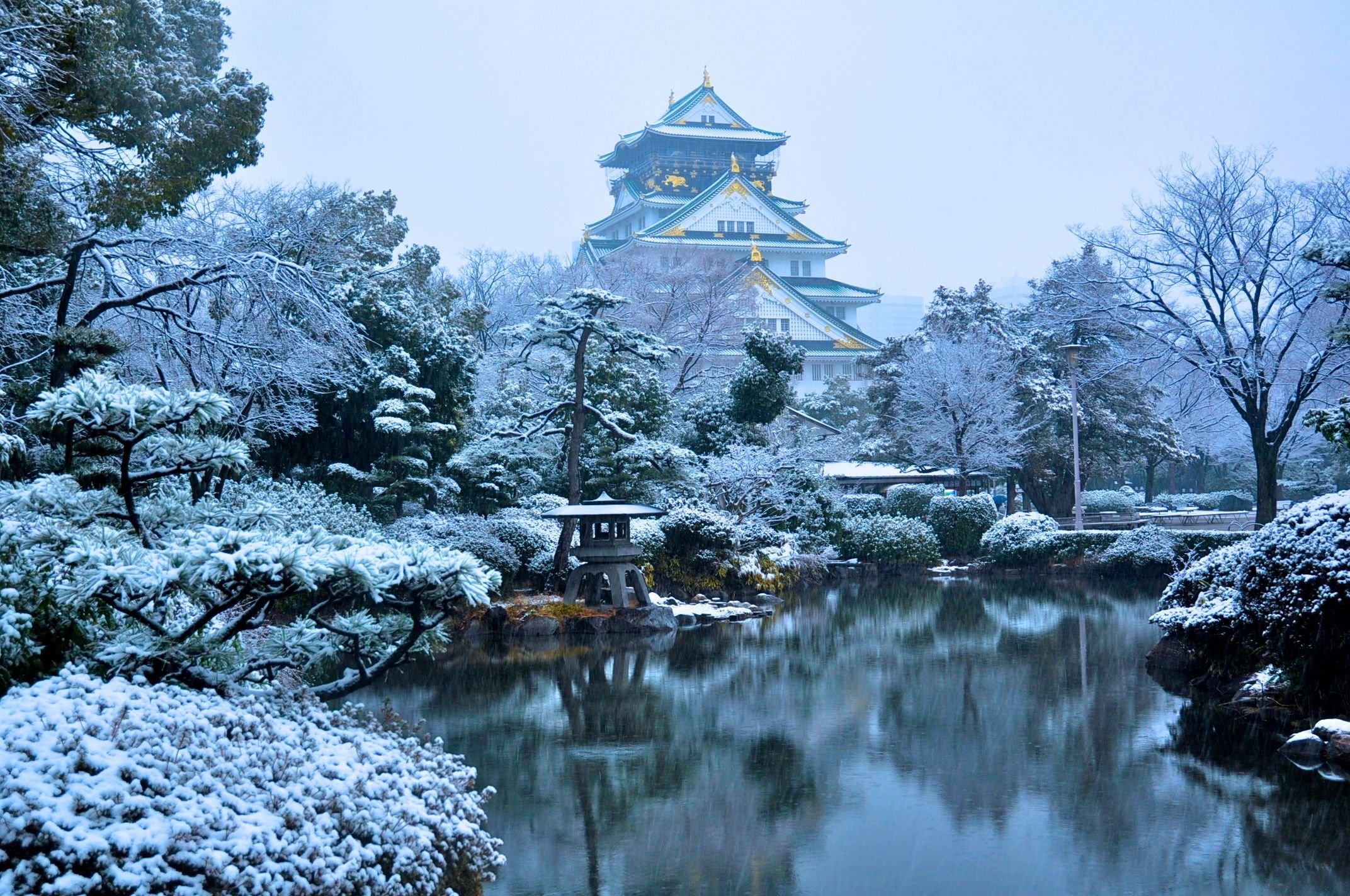 Замок в Осаке, Осака, Япония зимой