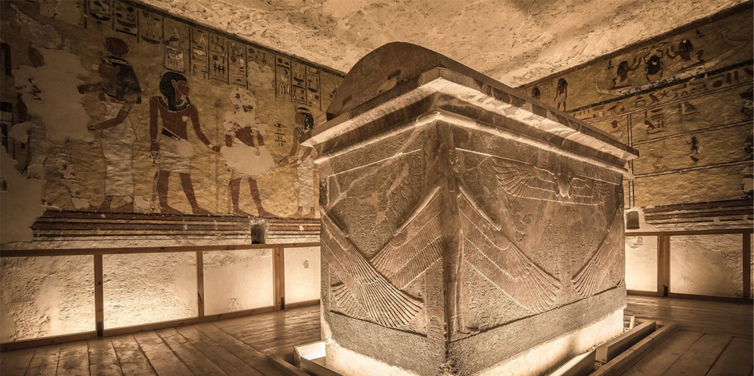 Усыпальницы пирамиды в древнем египте. Долина царей Египет саркофаг. Гробница Тутанхамона в долине царей. Пирамида Хеопса Гробница фараона. Египет пирамида Хеопса внутри.