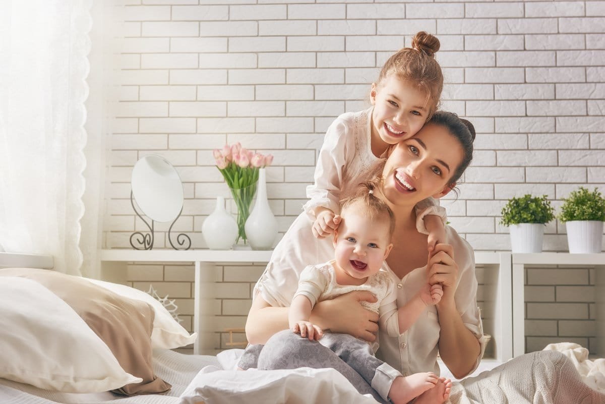 My beautiful family. Женщина с ребенком. Счастливая мама с ребенком. Фотосессия семьи в квартире. Мама с двумя детьми.