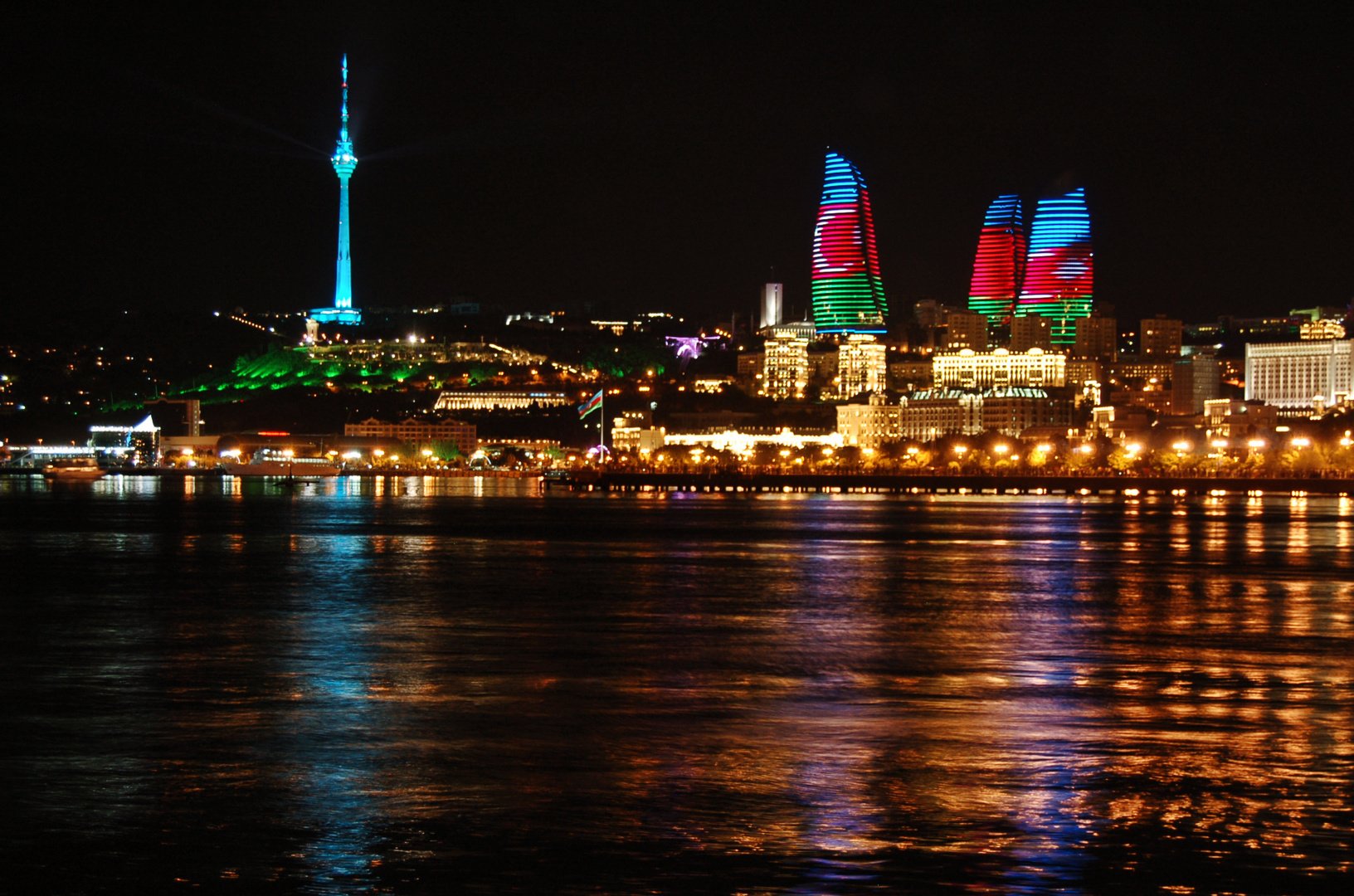 В честь кого назвали город баку. Баку столица Азербайджана. Азейбарджан Баку. Азербайджан (столица – Баку) флаг. Flame Towers Азербайджан.