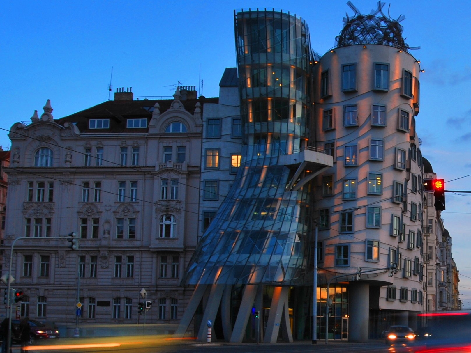 Пляшущий дом. Танцующий дом в Праге. Танцующее здание Прага Чехия. Прага достопримечательности Танцующий дом. Танцующий дом Фрэнк Гери.