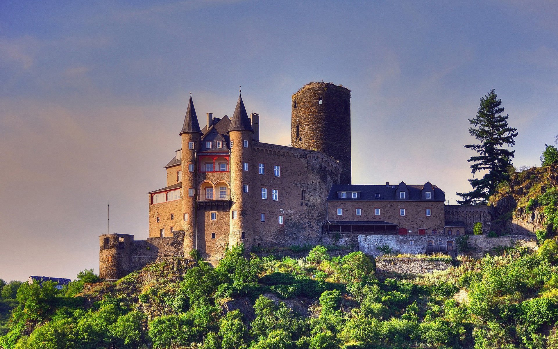 Известный средневековый замок. Замок Катц Германия. Замок Гогенцоллерн Германия. Замок Нибелунгов. Замок Бамбург Нортумберленд.