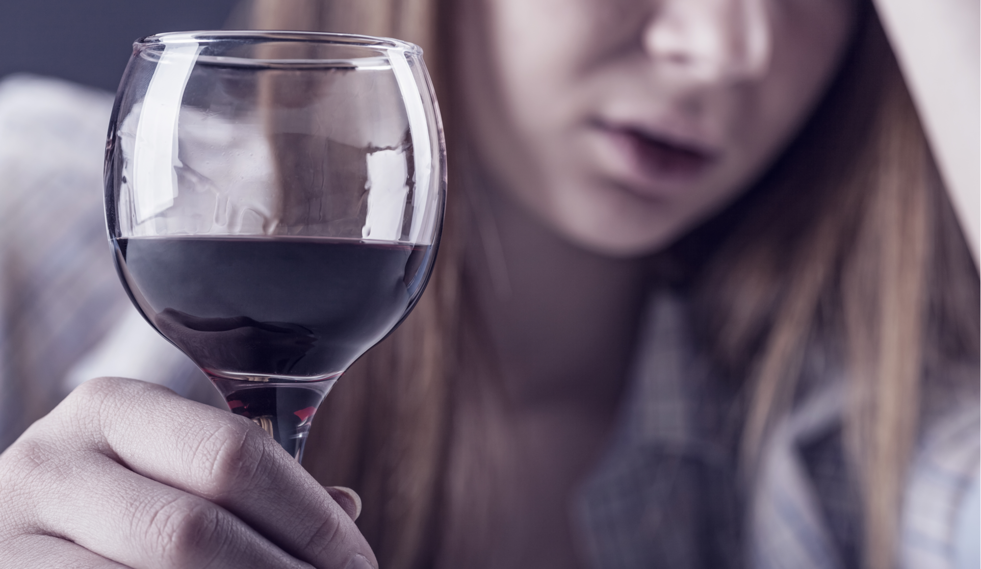 Красное вино болит голова. Вина эмоция. Алкоголизм. После бокала вина. Девушка держит бокал.