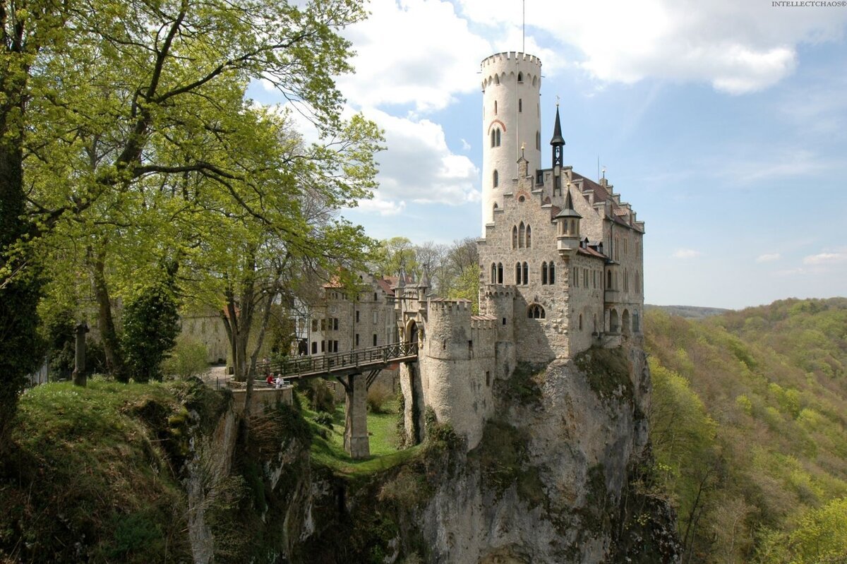 Старинный замок веков был. Замок Лихтенштейн Германия. Лихтенштайн (замок в Германии). Замок Ойленштайн. Замок Мартинваст Франция.