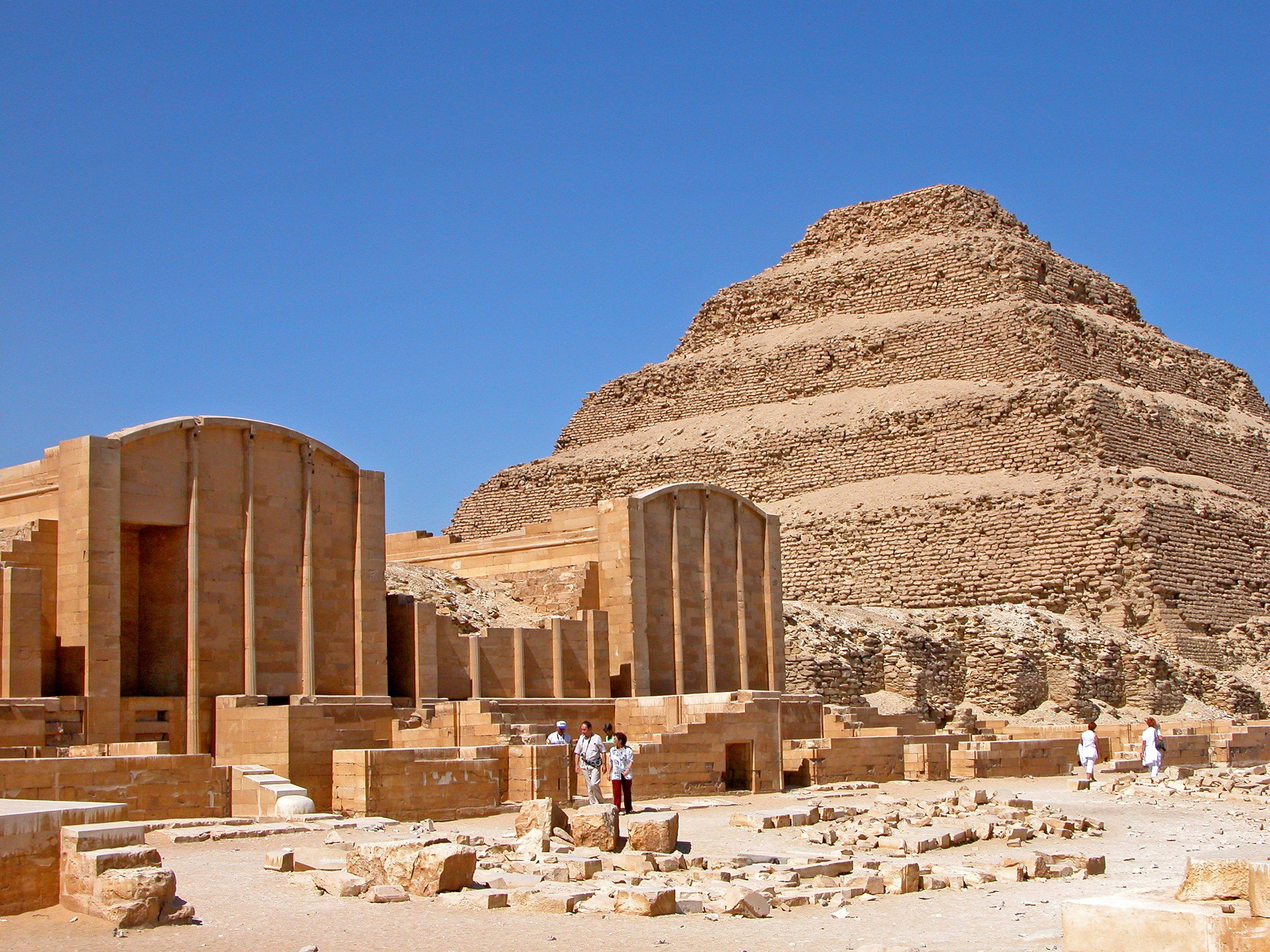 Постройки древности. Пирамида Джозофа в Египте. Пирамида Джосера в Саккара. Пирамида Джосера древний Египет. Пирамида Джосера в Египт.