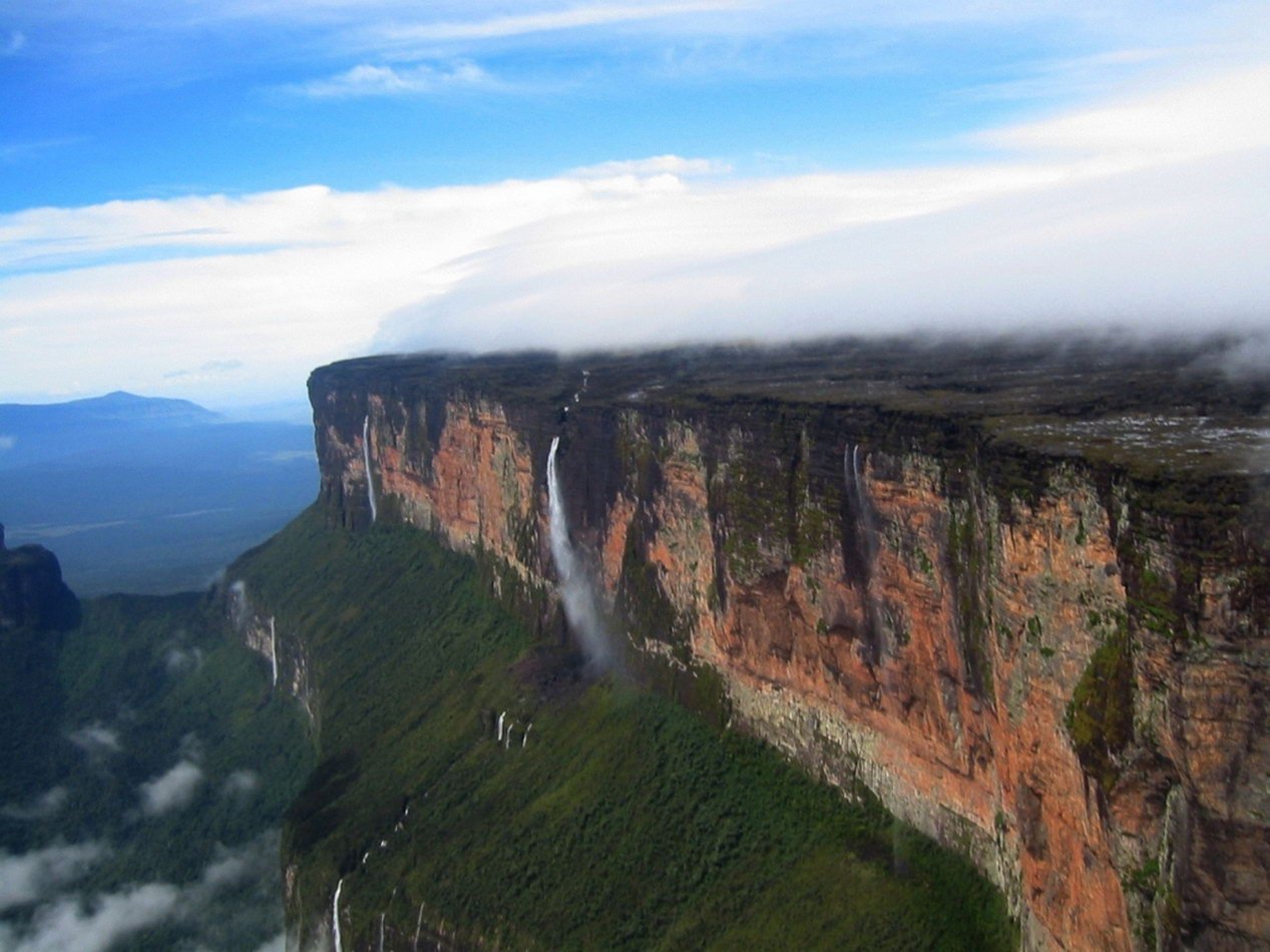 Водопад на гвианском плоскогорье. Столовая гора Рорайма. Венесуэла плато Тепуи. Гора Рорайма, Южная Америка. Венесуэла горы Тепуи.