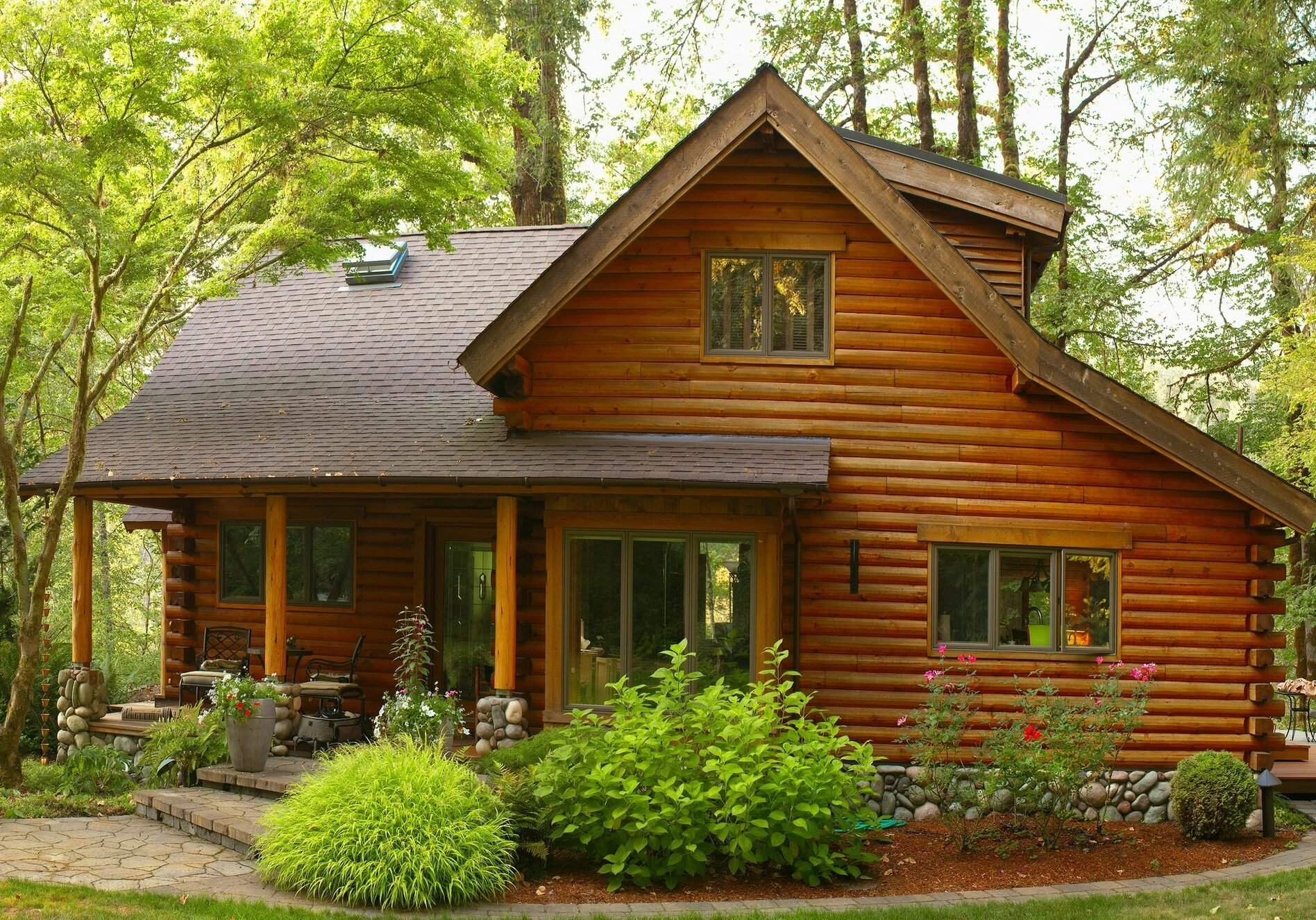 Жил был деревянный дом крыша. Красивый дачный дом. Деревянный дом. Маленький домик. Маленький деревянный домик.
