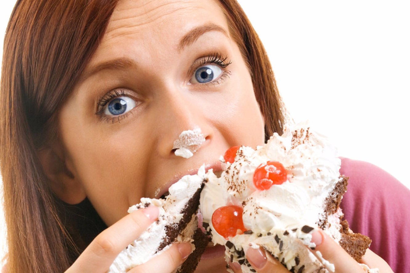Хочется сладостей. Женщина и сладкое. Люди едят сладости. Девушка ест торт. Девушка ест сладкое.