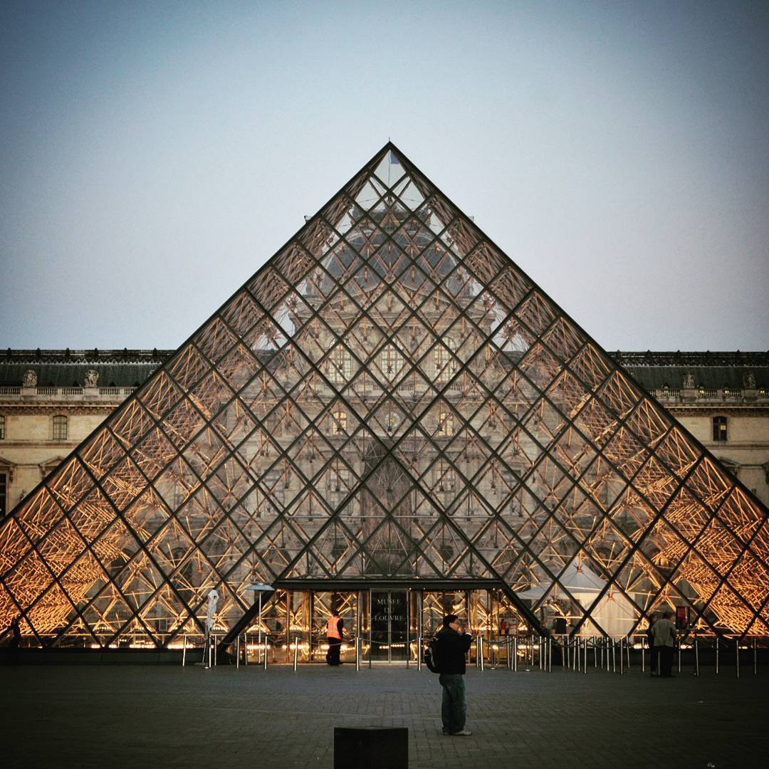 Виды пирамид архитектурные. Париж Лувр пирамида. Лувр стеклянная пирамида. Пирамида в архитектуре Лувр. Пирамида Лувра Архитектор.