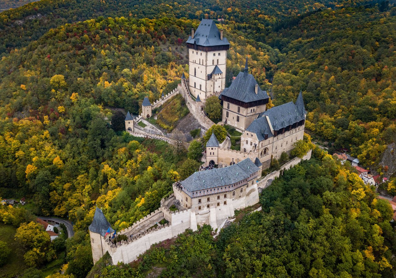 Купить в чехословакии. Королевский замок Карлштейн. Чешский замок Карлштейн. Готический замок Карлштейн. Чехия.. Замок Карлштейн (28 км от Праги).
