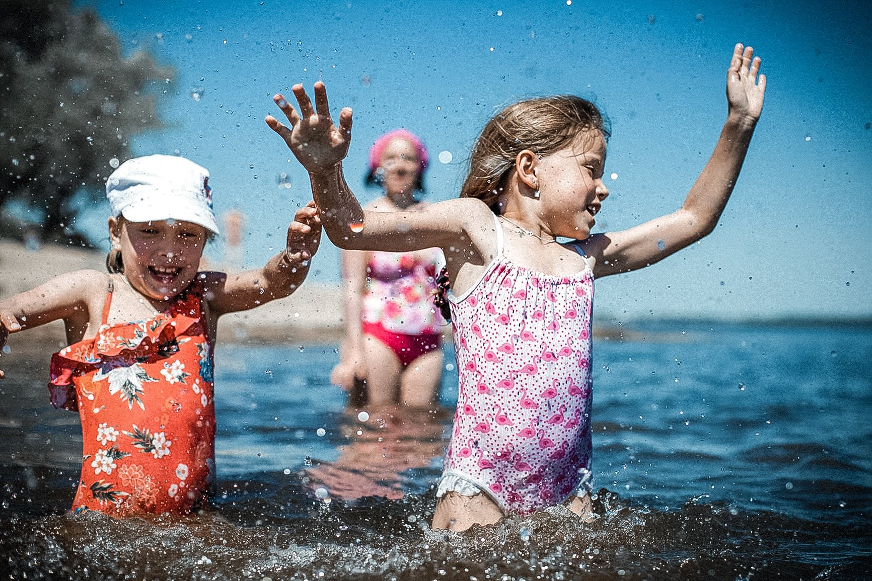 Купание. Счастливый ребенок. Радостные дети. Счастливый ребенок купается. Радостные моменты дети.