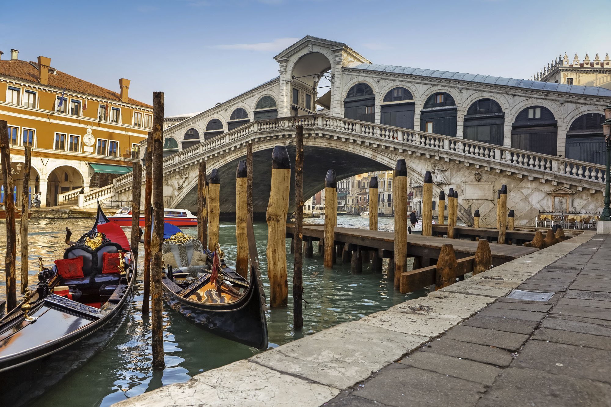 Река в венеции. Мост Риальто, Венеция, Италия. Мост Риальто и Гранд-канал в Венеции. Архитектура Венеции мост Риальто. Мост Риальто достопримечательности Венеции.
