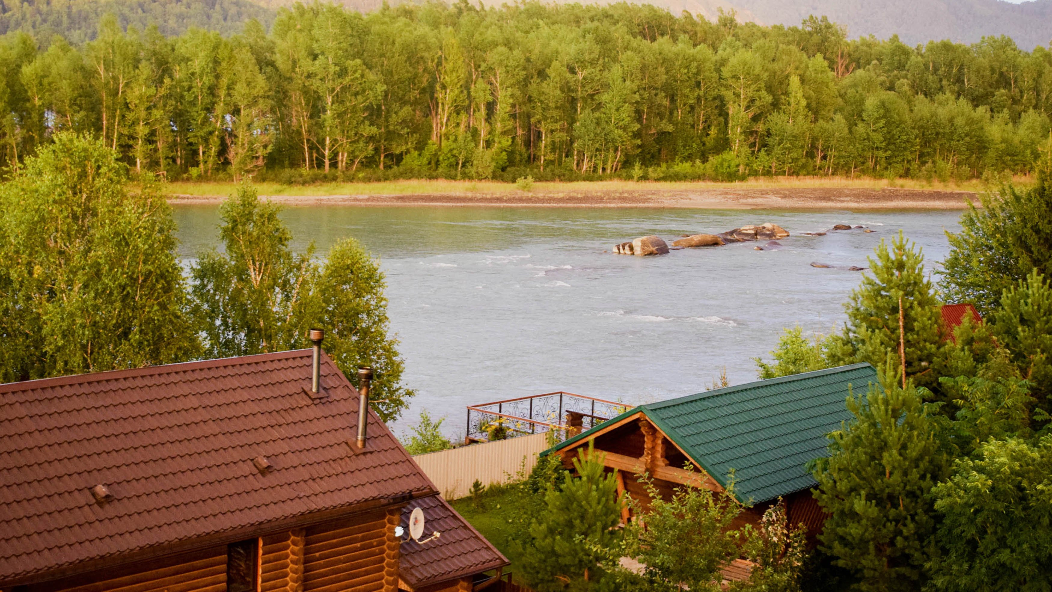 Алтай домик на реке Катунь