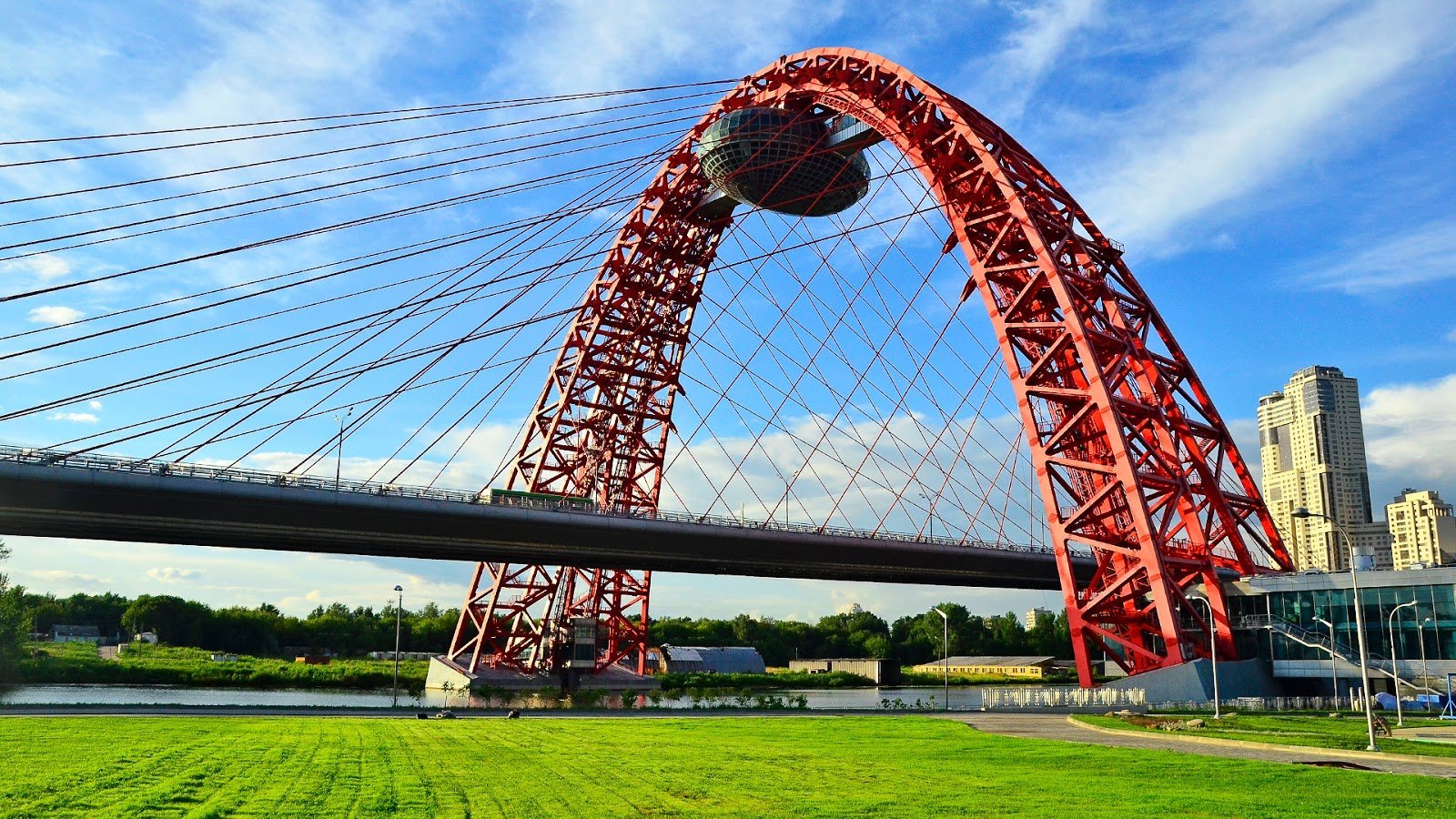 Над мостом. Вантовый мост в Москве живописный. Красный вантовый мост в Москве. Живописный мост, вантовый мост в Серебряном Бору. Маршала Жукова вантовый мост.
