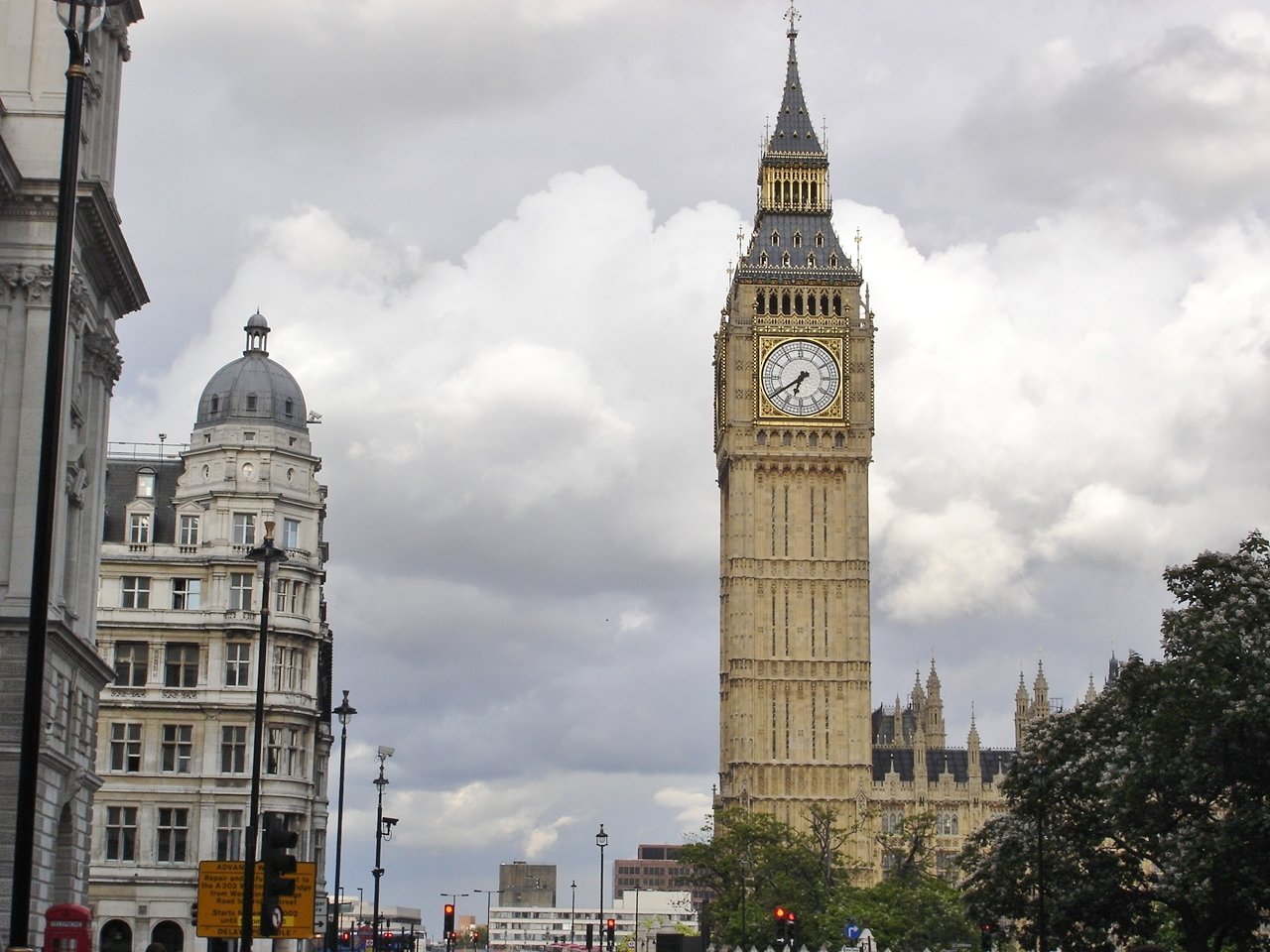 Биг башня в лондоне. Башня Биг Бен в Лондоне. Вестминстерский дворец с башней Биг Бен. Биг-Бен (башня Елизаветы) 2023. Башня Элизабет в Лондоне.