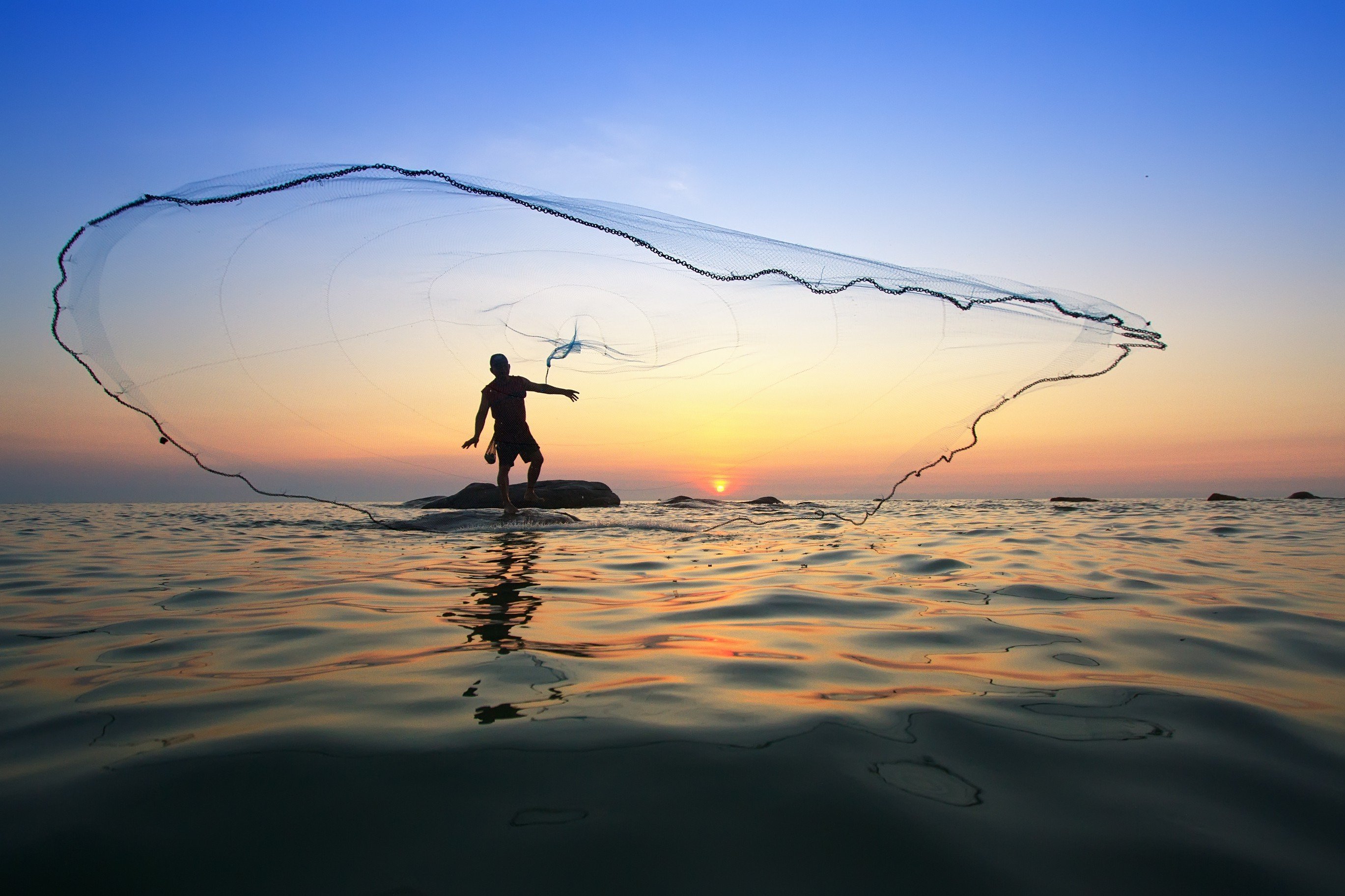 Кастинговая ловля рыбы. Рыбак с сетью. Рыбаки сетями на море. Рыбак с сетью картинки. Рыбалка на море кастинговой сетью.