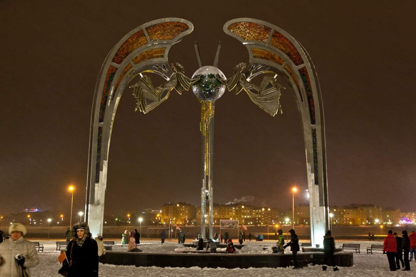 Золотой салехард. Монумент Полярный круг Салехард. Памятник муксуну Салехард.