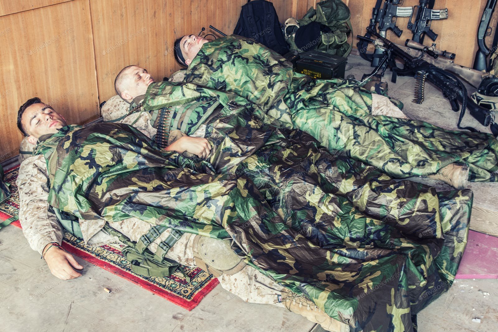 Уставшие мобилизованные. Солдаты в спальных мешках.