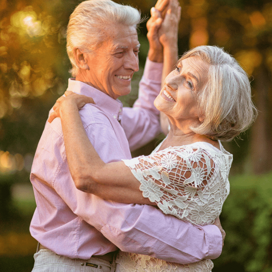 Пожилые люди. Счастливые старики. Счастливые пенсионеры. Бабушка и дедушка.