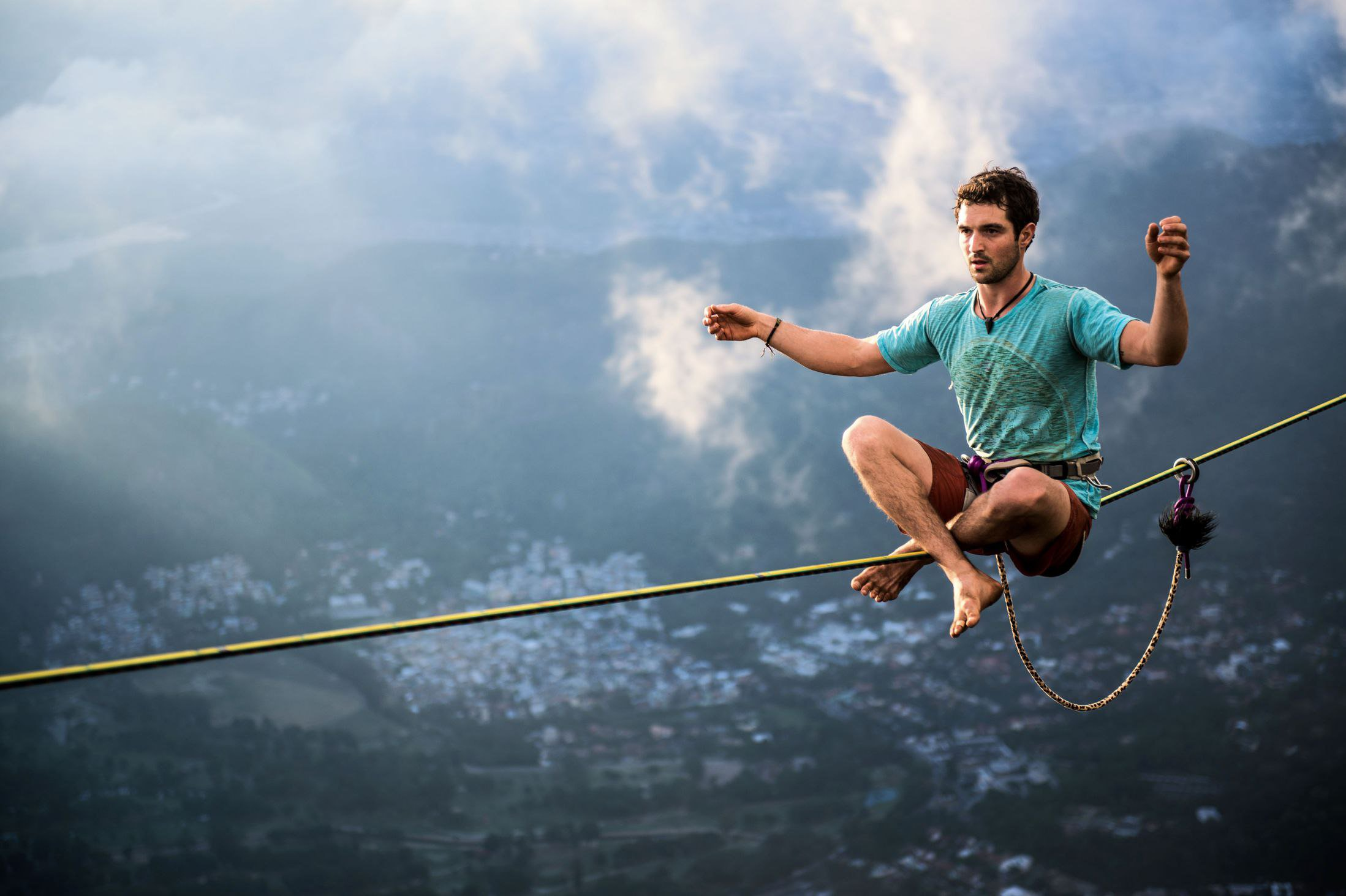 Ощущение достигать. Слэклайн над Рио-де-Жанейро. Человек на канате. Экстремальные виды спорта. Рисковать жизнью.