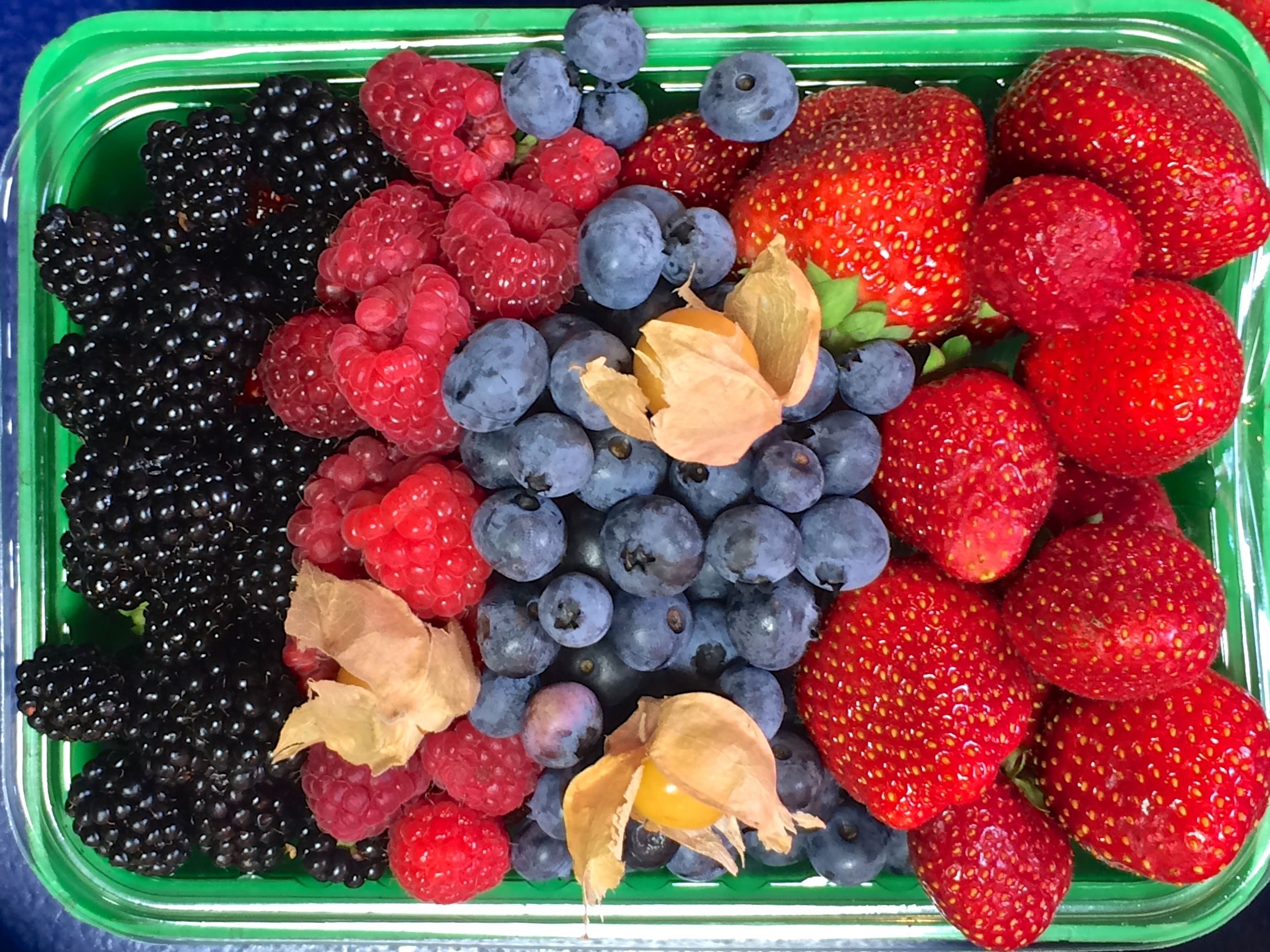 Замороженные фрукты какие. Свежемороженные ягоды. Замороженные фрукты. Заморозка ягод. Замороженные овощи и ягоды.
