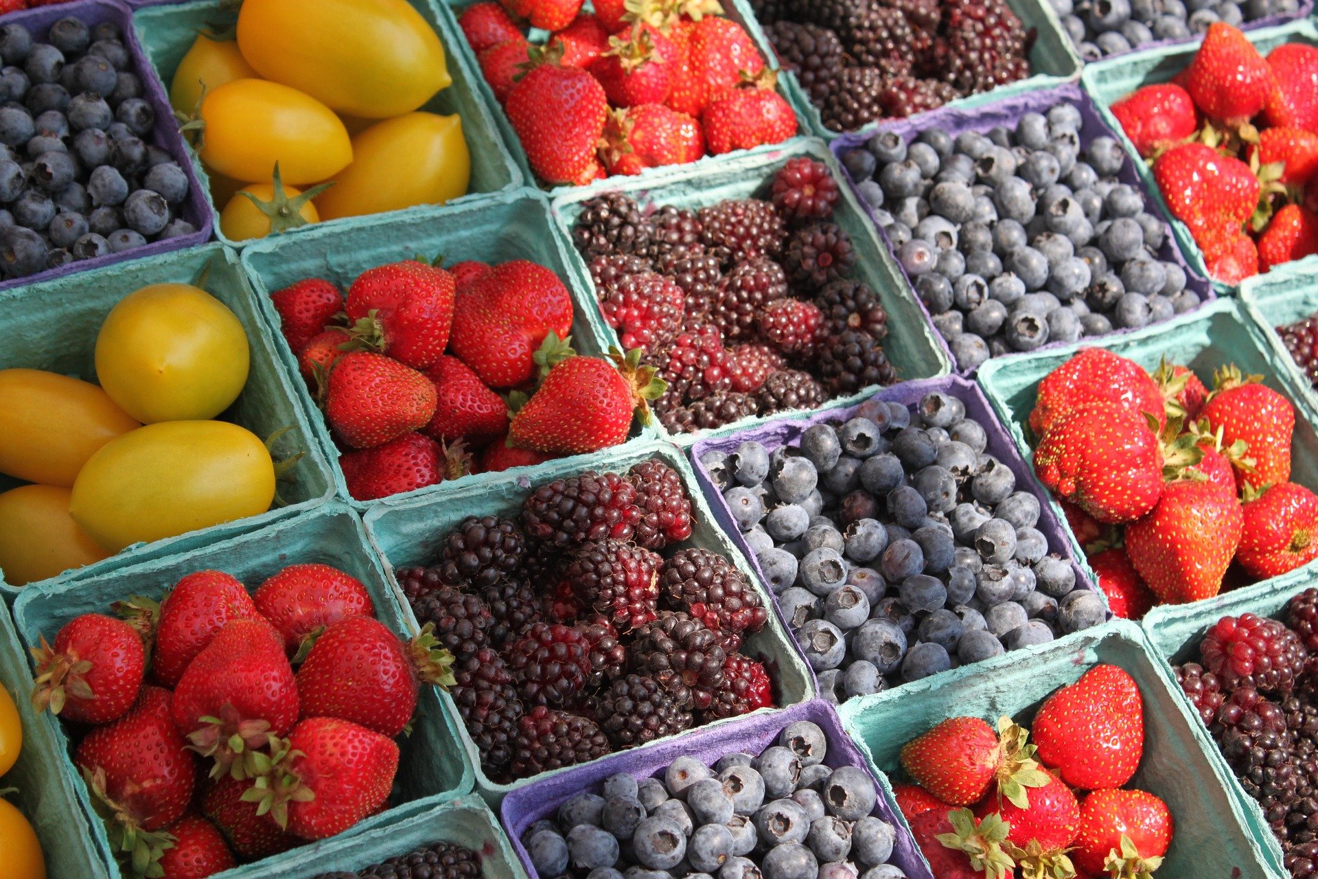 Овощи плоды и ягоды. Фрукты и ягоды. Разные ягоды. Ягоды на прилавке. Овощи, фрукты, ягоды.