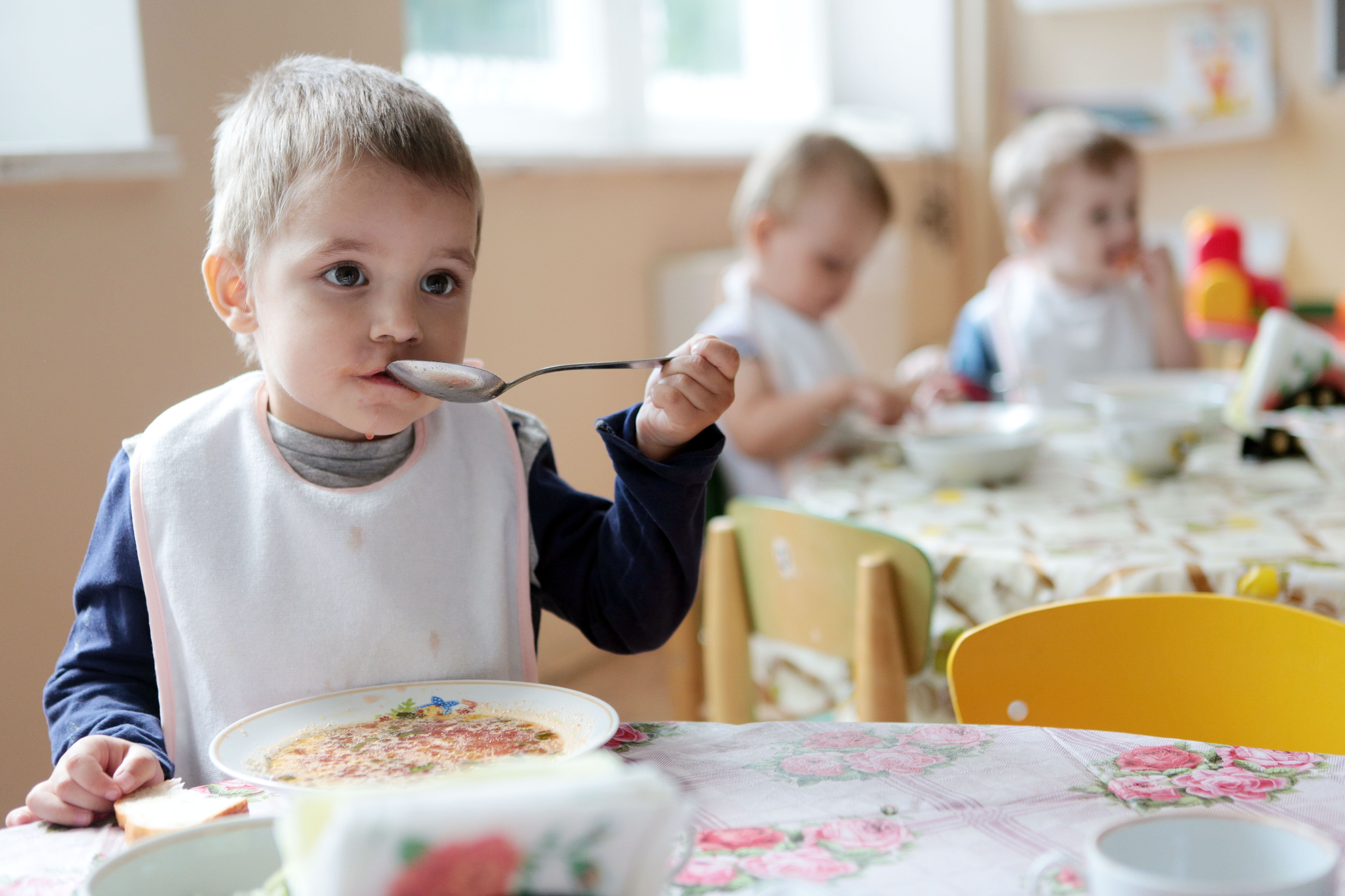 Что едят в садике. Питание детей. Дети едят в детском саду. Обед в детском саду. Дети обедают в детском саду.