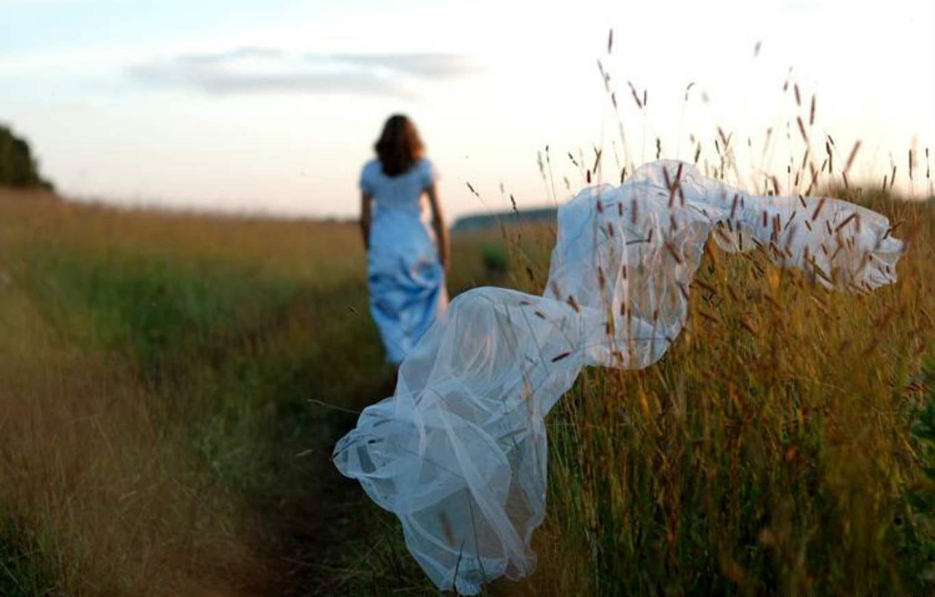 Девушка надо живут. Уходящая женщина. Девушка на ветру. Человек в белом платье. Фотосессия с ветром.
