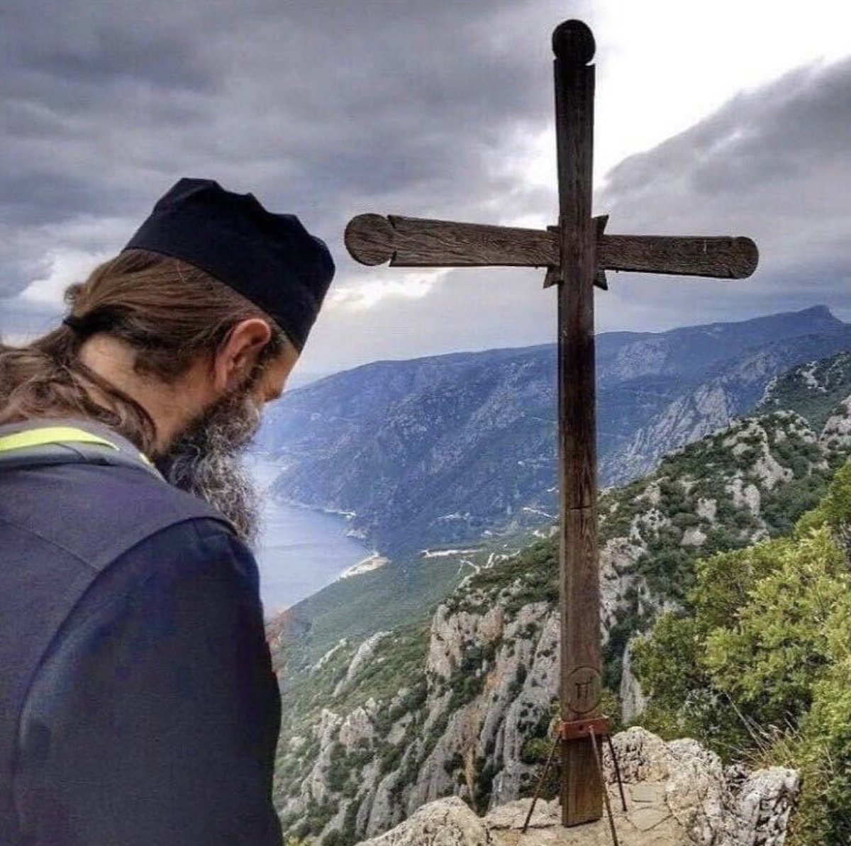 Сегодня есть свято. Святая гора Афон монастыри монахи. Крест на горе Афон. Гора Афон молящиеся.