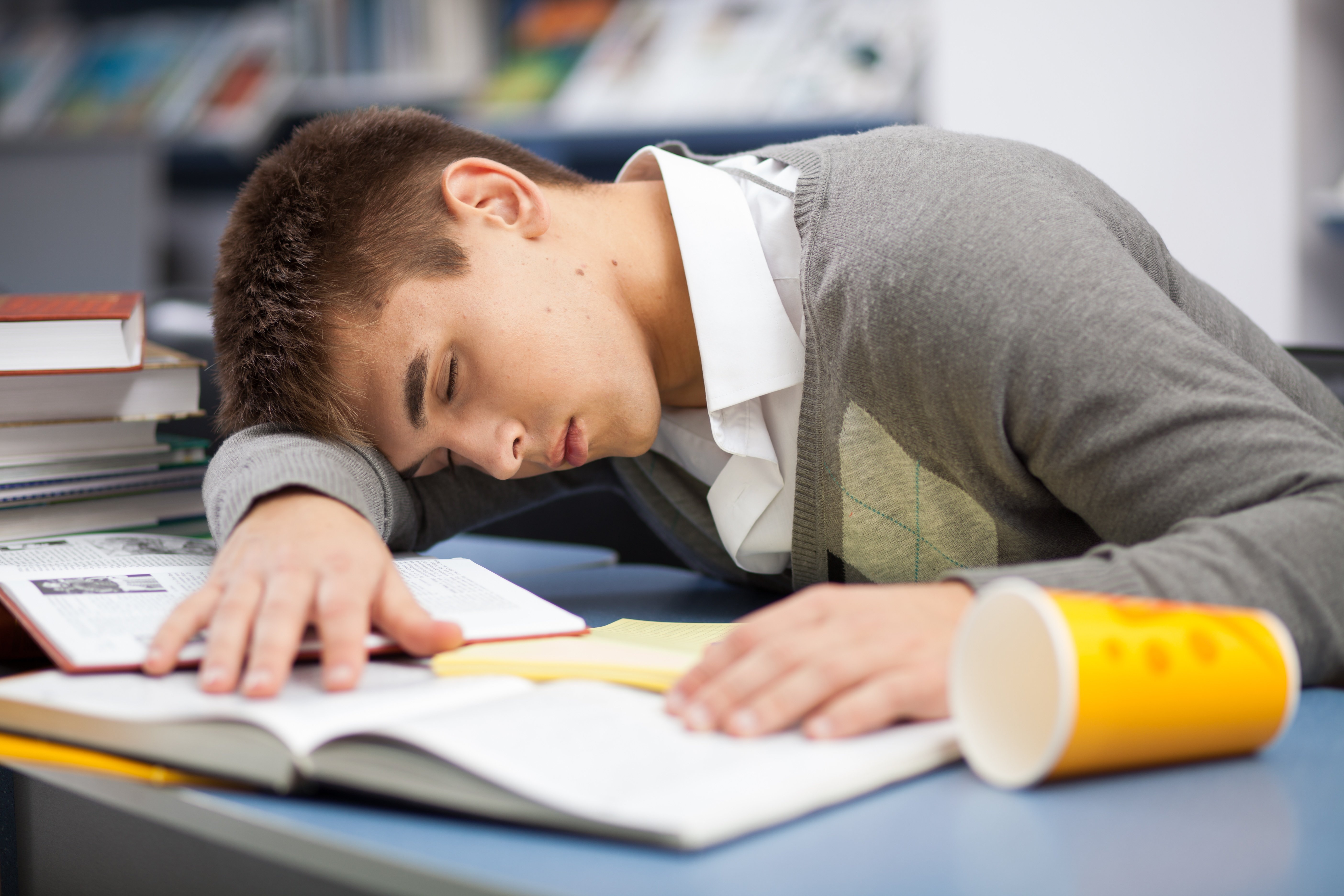 Сосредоточься. Ученик спит. Утомление. Уставший подросток. Школьник устал.