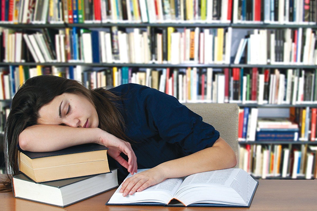 Читать книгу и спать. Спящий человек за книгами. Уставший от учебы. Спящий подросток на книгах.