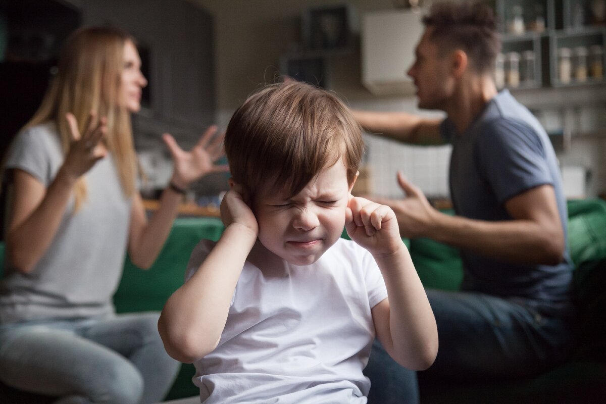 Тревога и агрессия. Ссора родителей. Ребенок в семье. Ссора в семье. Воспитание ребенка.