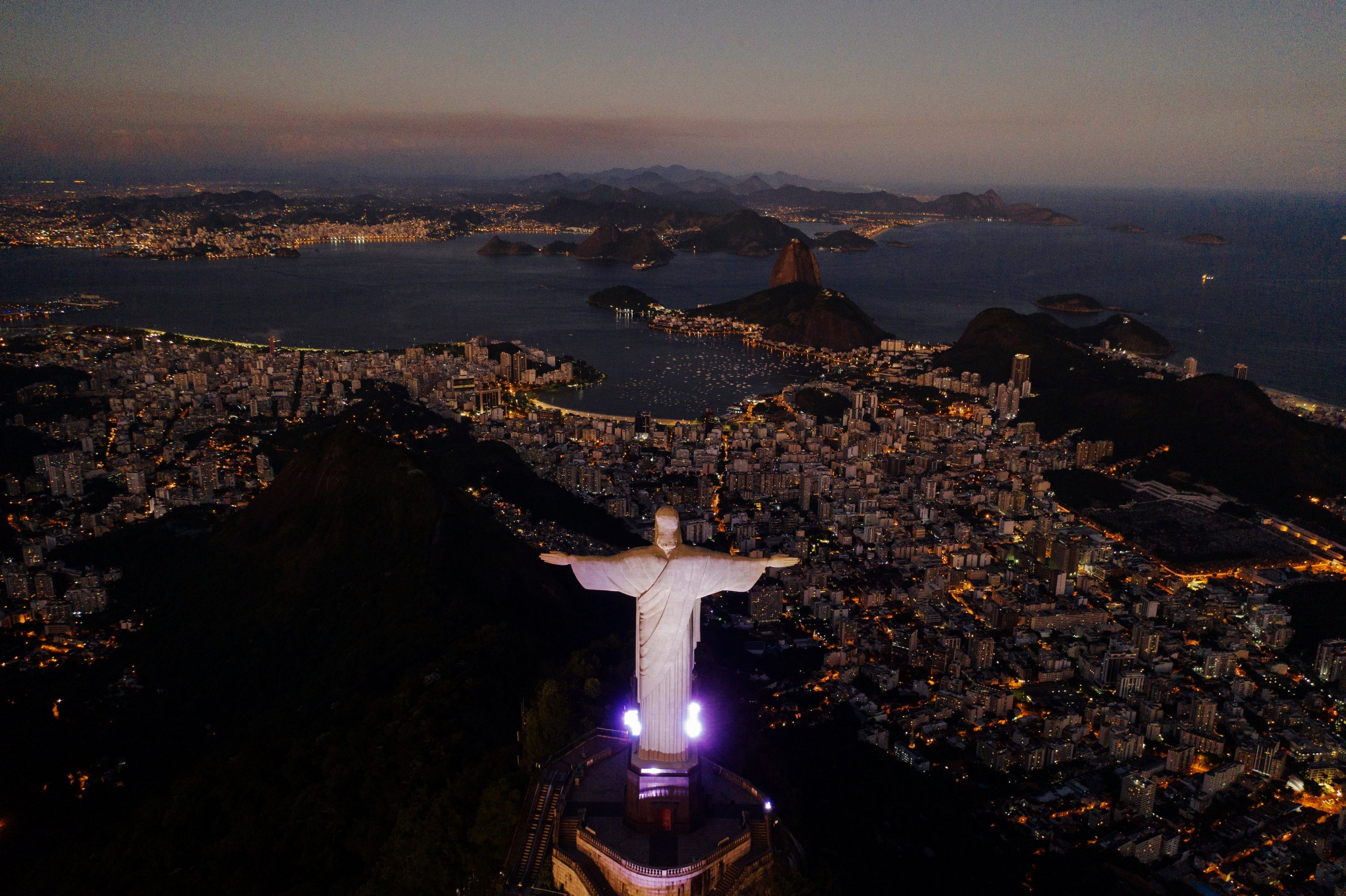 Рио де. Ночной Рио де Жанейро. Рио-де-Жанейро. Статуя Христа-Искупителя Бразилия ночью. Христос Искупитель Рио де Жанейро Вечерний.