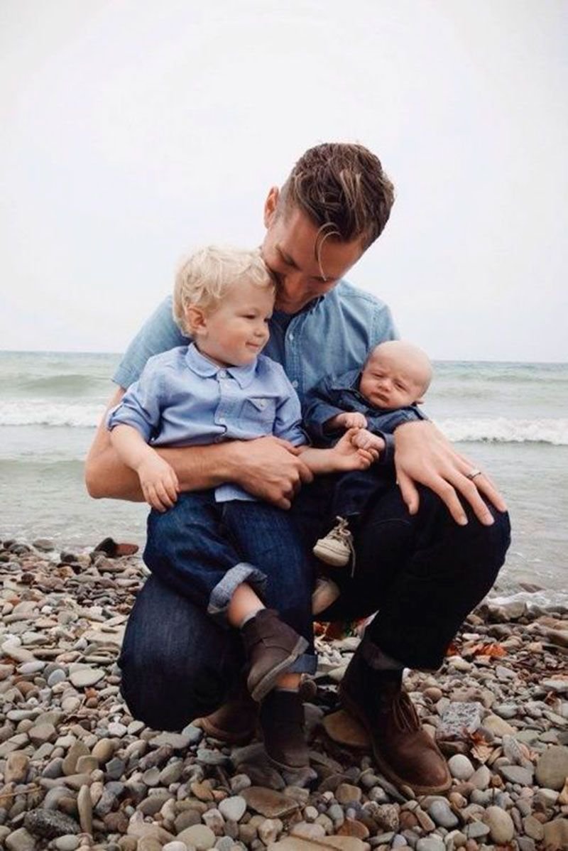 Он был отец двоих детей. Детям о папе. Отец и сын. Мужчина с ребенком. Фотосессия отец и сын.