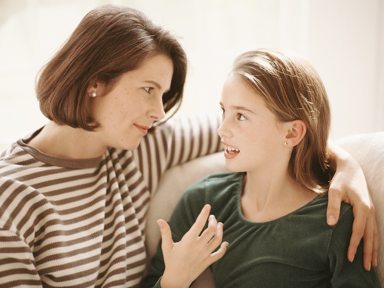 Доверие разговором. Родители и дети. Общение родителей с детьми. Подростки и родители. Разговор взрослого и ребенка.