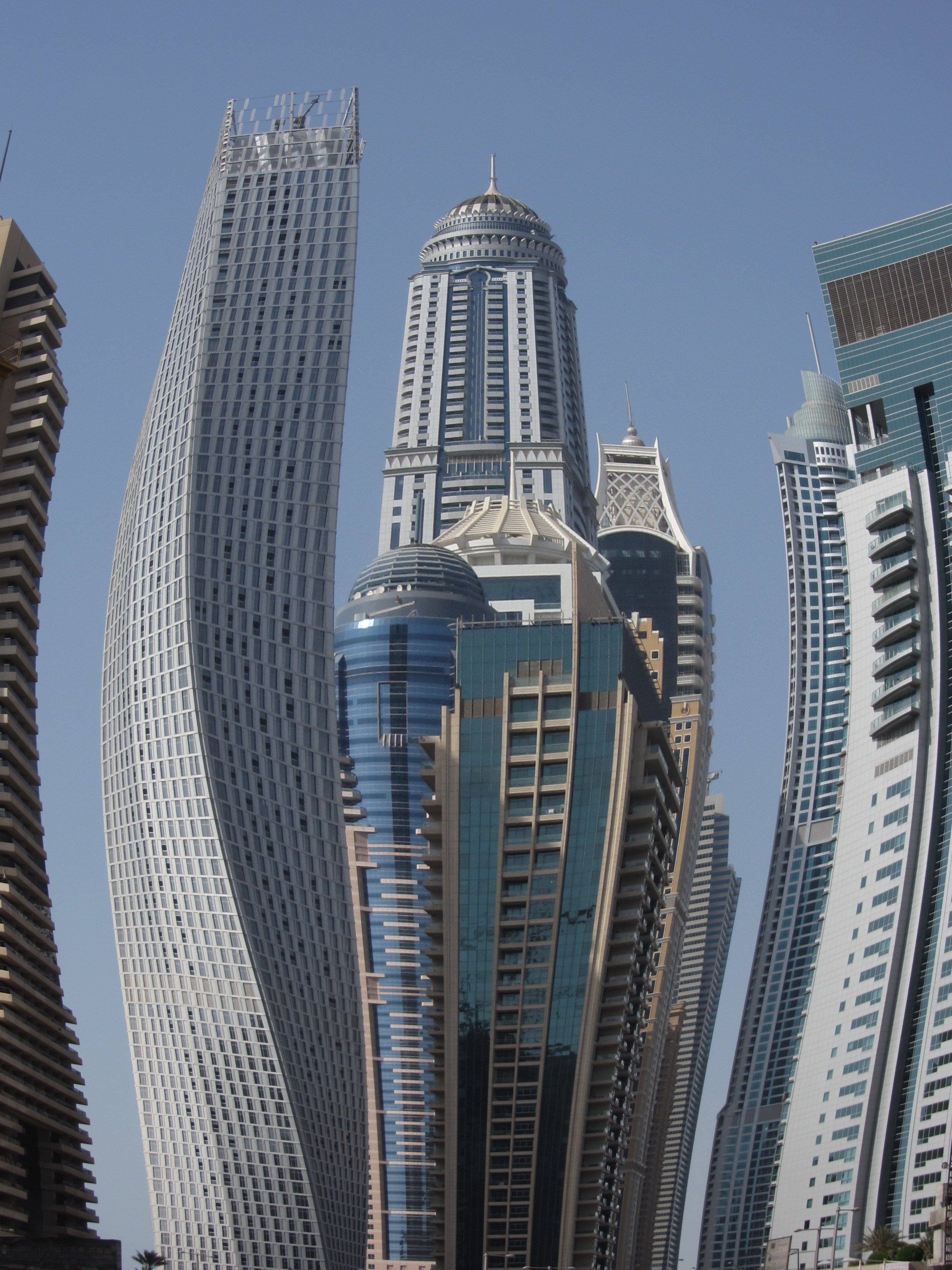 Дубай небоскребы. Скай Тауэр Дубай. Высотки небоскребыубай. Дубай с земли. Блю Лотос Билдинг Дубай.
