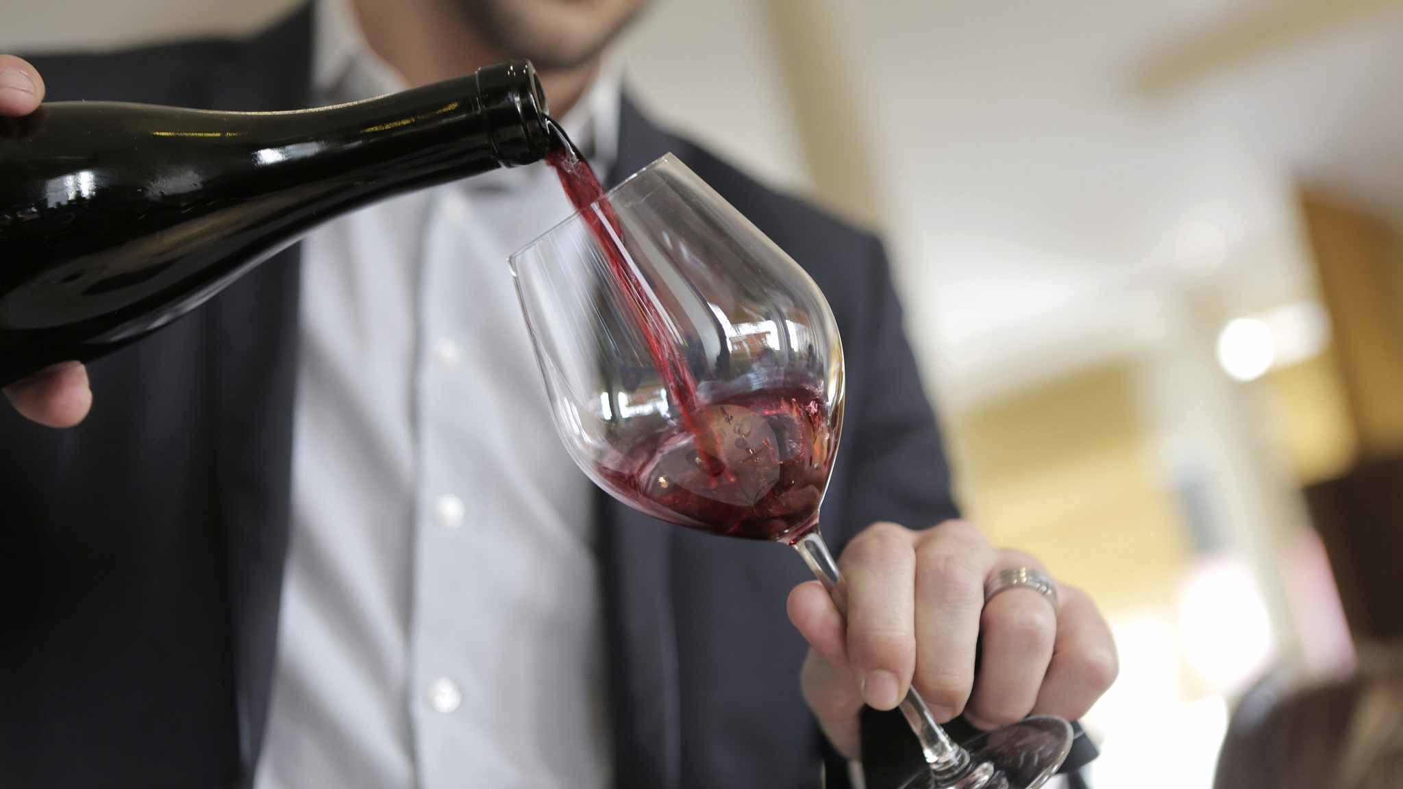Вкус вина помогает. Дегустация вина. Ценитель вина. Дегустация красных вин. Бокал красного вина.