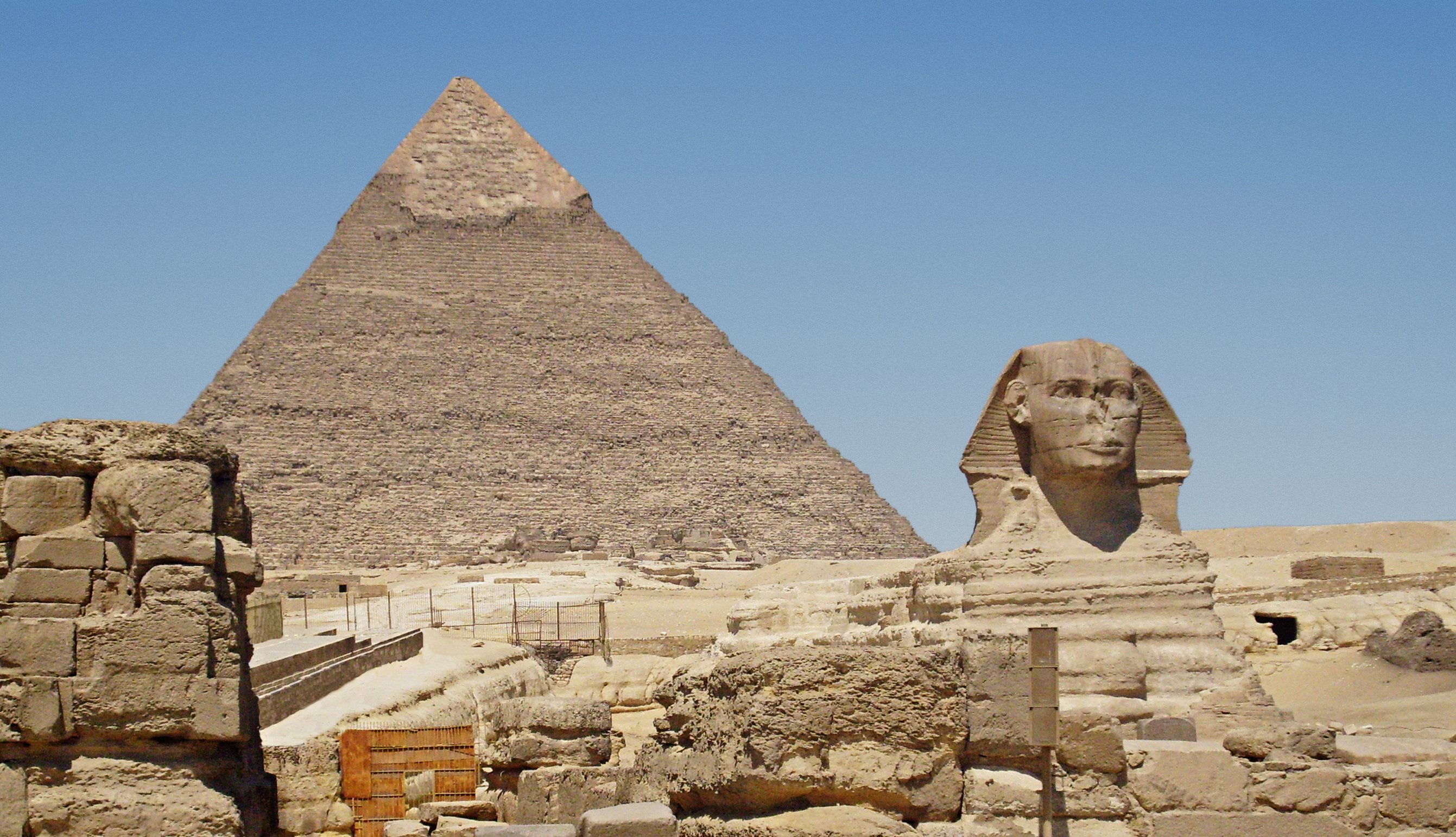 Древний египет владивосток. Пирамида Хефрена. Пирамида фараона Хeфpeнa в Египте. Пирамида Хефрена (Хафре). Пирамида Хефрена в Египте внутри.