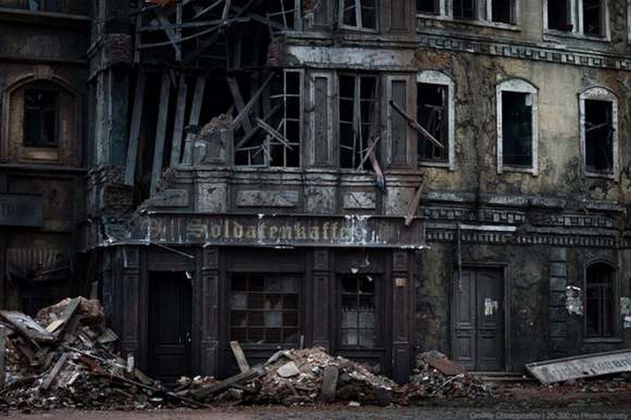 Разрушили древний город. Город призраков (Ghost Town, 2008). Мосфильм разрушенный Берлин. Разрушенное здание. Разрушенные старинные здания.