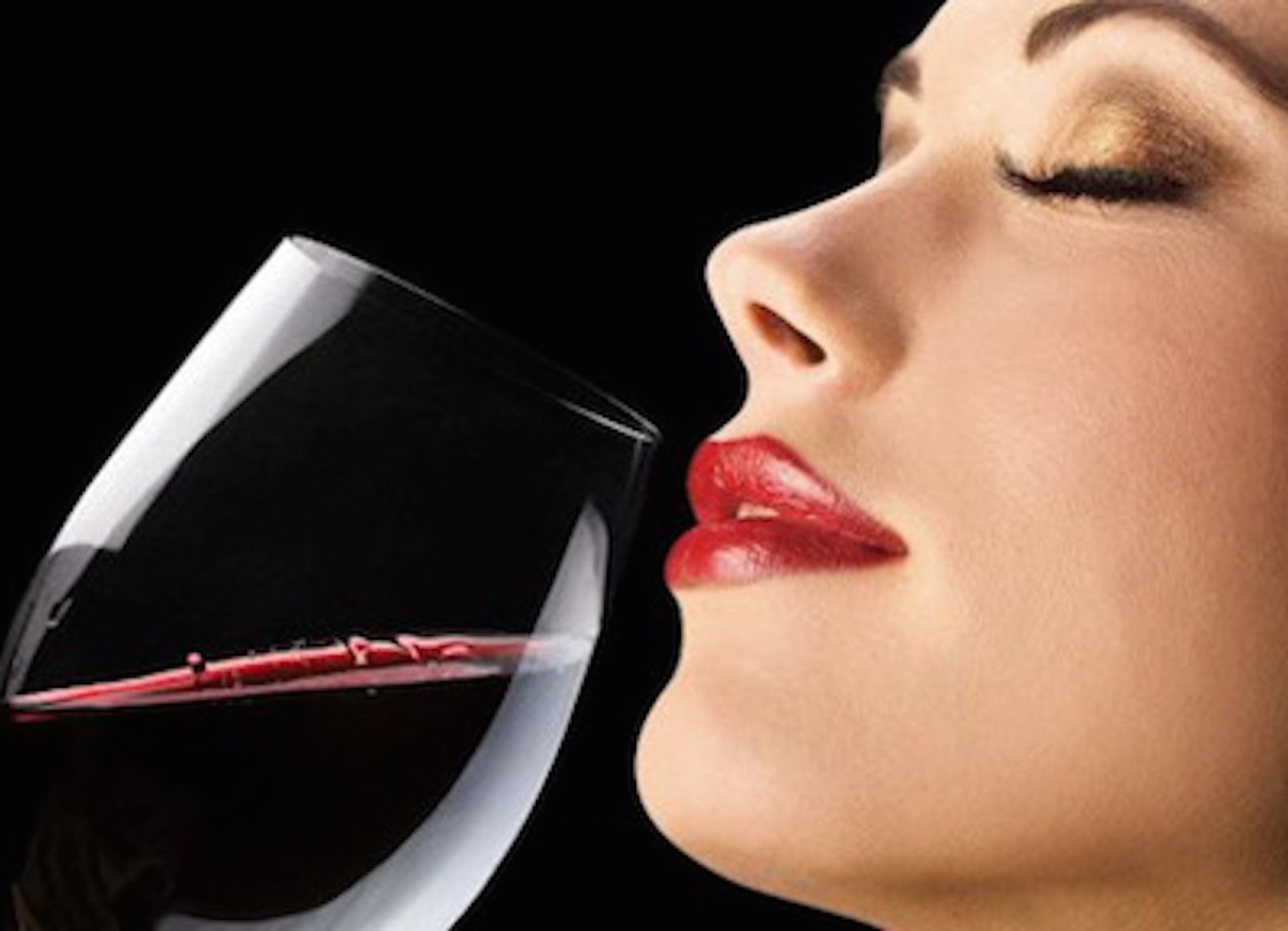 Песня красным вином наполняет бокал она. Женщина пьет вино. Девушка с бокалом. Девушка с вином. Девушка с бокалом вина.