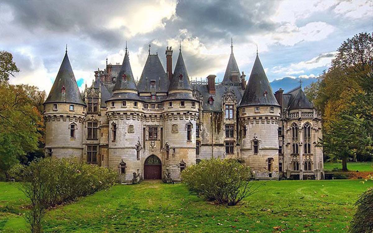 Средневековый замок во франции. Замок Веррери Франция. Замок Шато Франция. Замок Фейрак Франция. Замок Мартинваст Франция.
