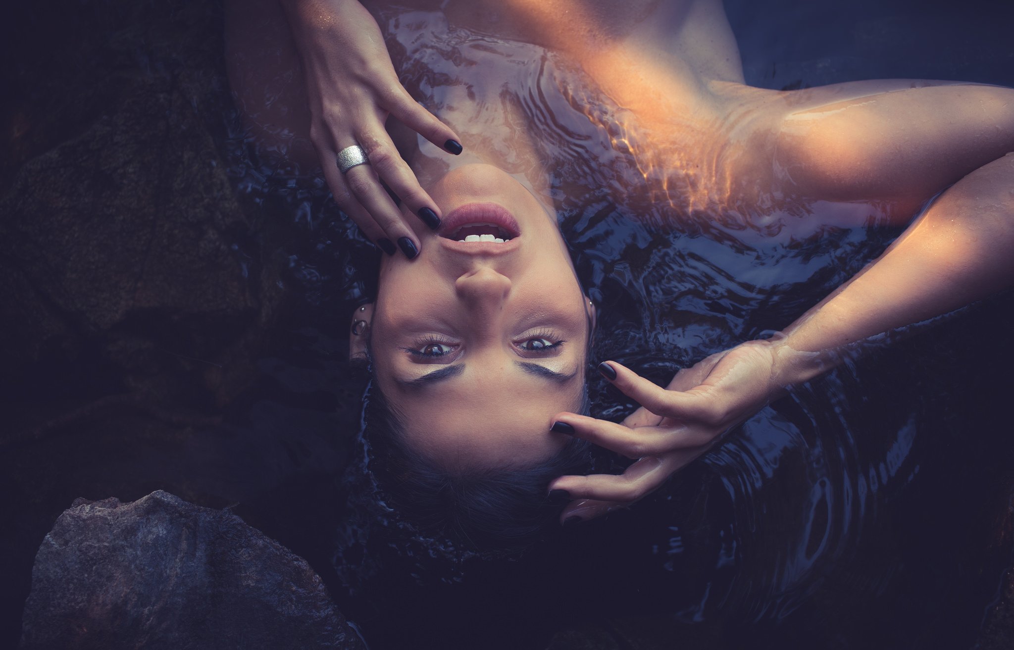 Удовлетворение телом. Девушка наслаждение. Портрет под водой. Женщина под водой. Лицо девушки в воде.