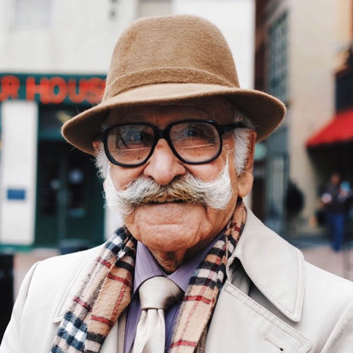Модный дедушка. Дед в очках. Дедушка в шляпе. Старик в очках. Где дедуля