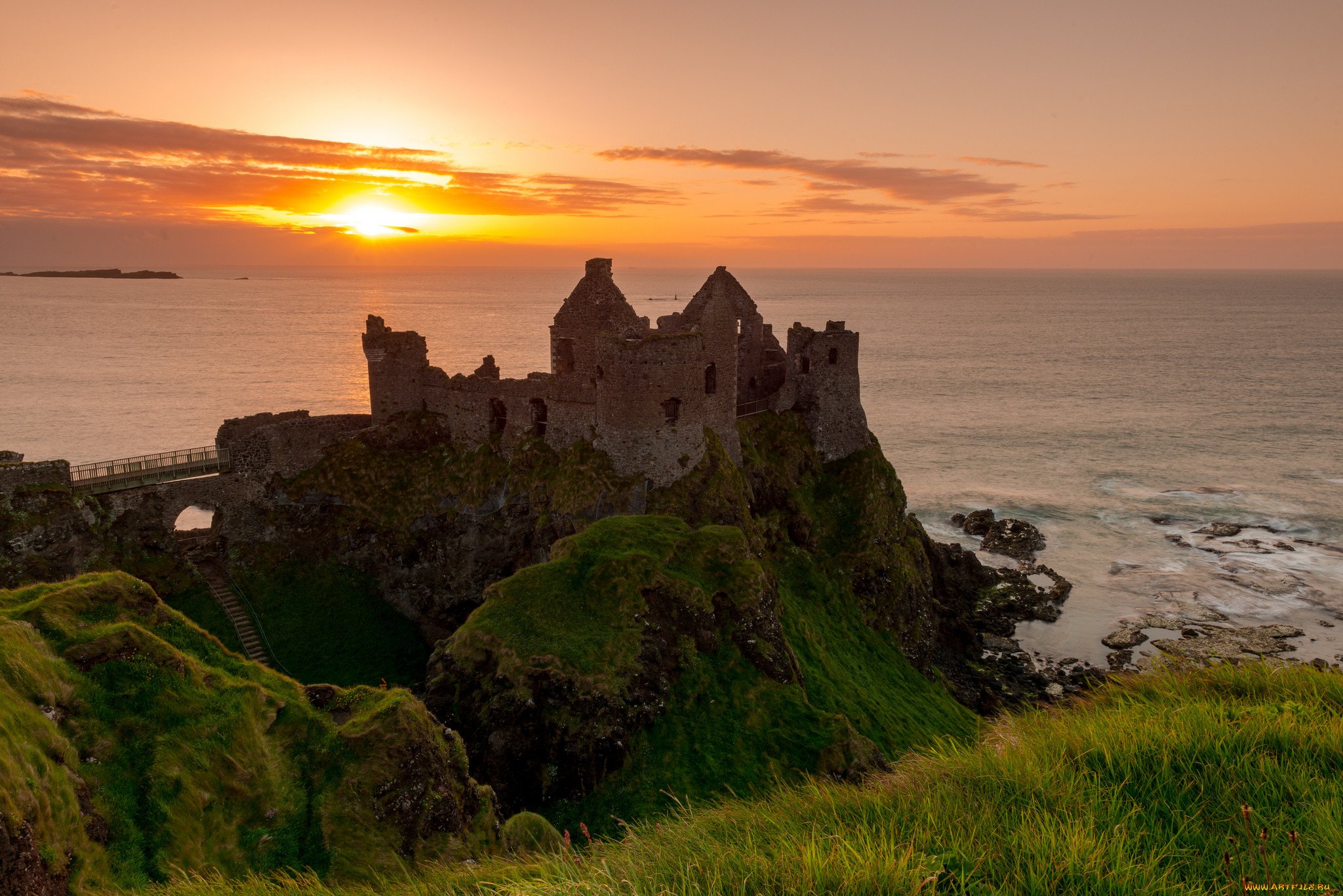 Ирландия. Замок Данлюс Ирландия. Замок Данлюс (Антрим, Ирландия). Замок Данлюс Ирландия внутри. Скала Кашел Ирландия.