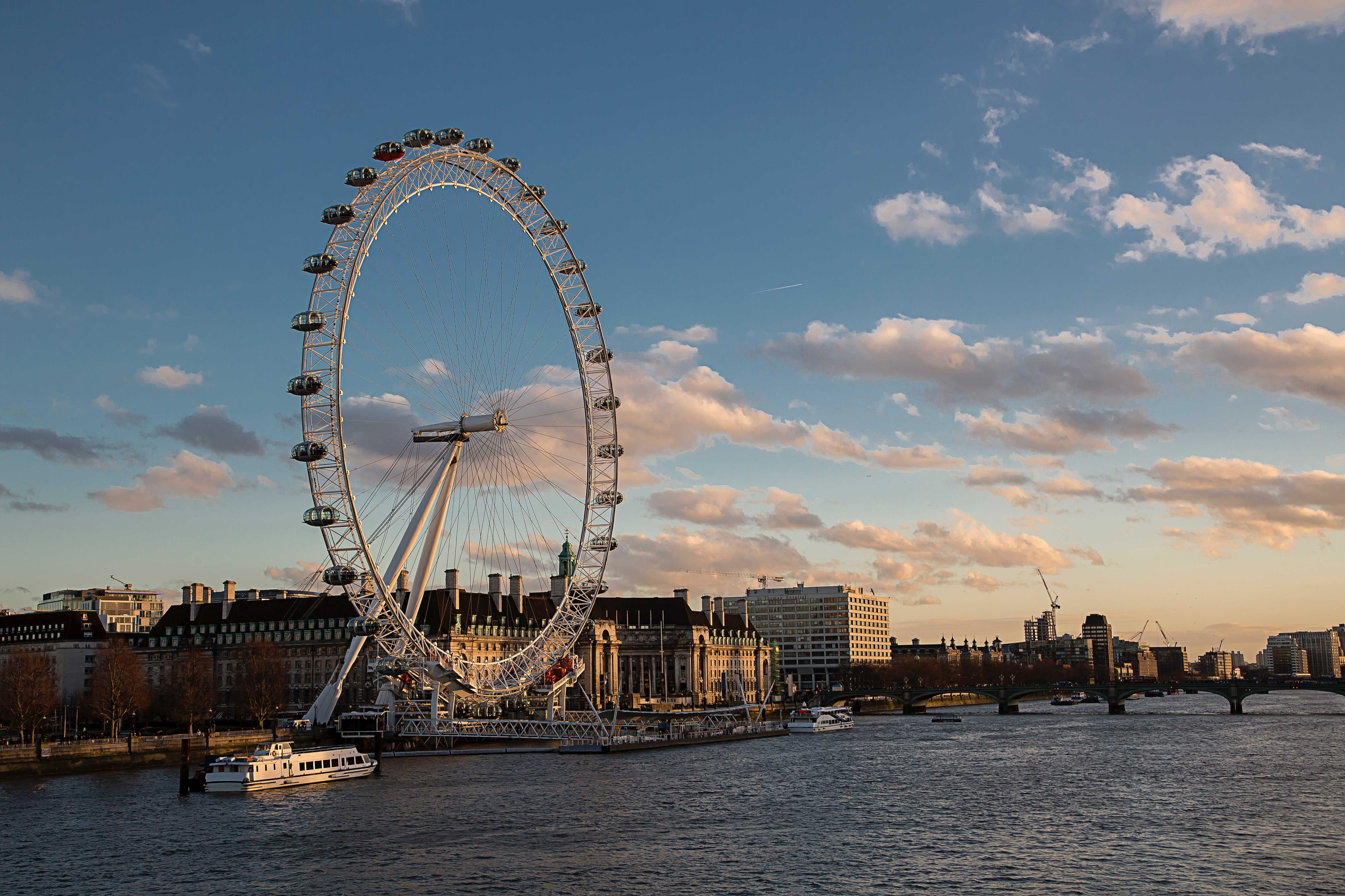 One of the london s. Колесо обозрения Лондонский глаз в Лондоне. Лондонский глаз London Eye. London Eye (лондонское колесо обозрения).. Колесо обозрения на Темзе в Лондоне.