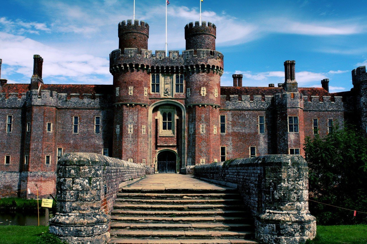 Замок сх. Великобритания. Замок хёрстмонсо. Замок Фолган Англия. Англия замки средневековья. Замок Бутрон Испания.