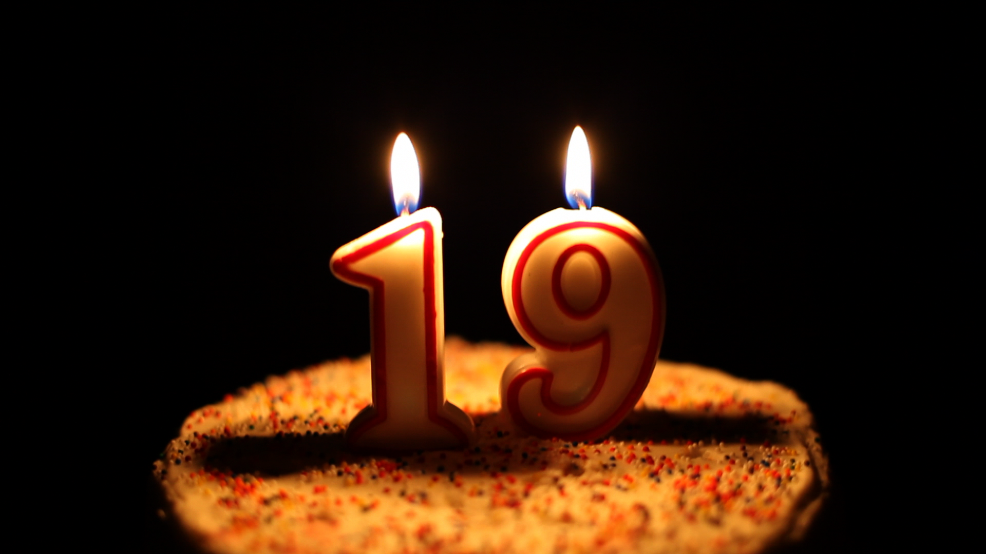 С днем рождения 19 летием девушку. Свечи для торта. Свечи цифры. Тортик со свечками. Свечки на торт цифры.